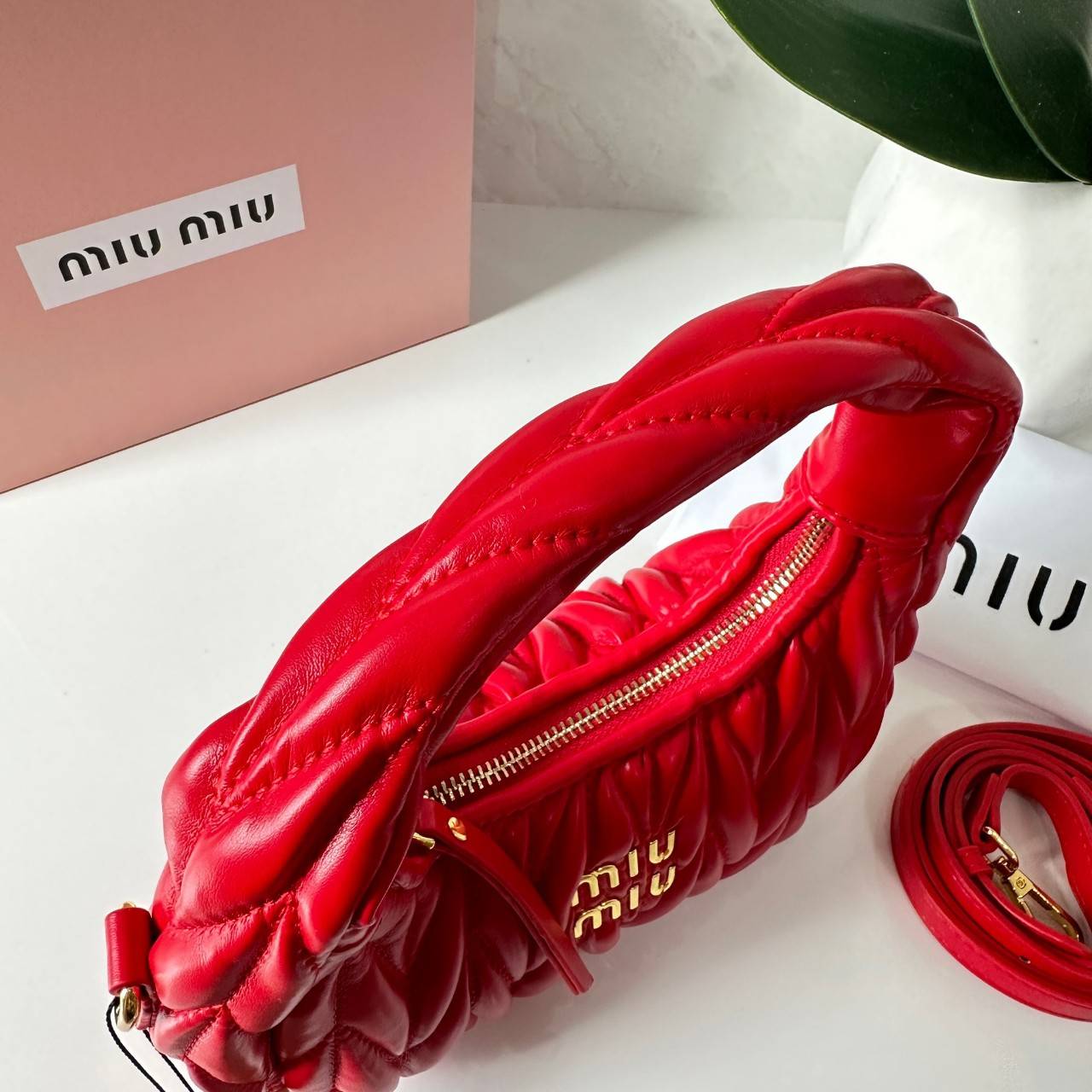 MIU MIU WANDER MATELASSÉ MINI HOBO BAG กระเป๋าถือ/กระเป๋าสะพายข้าง แบรนด์ดังจากอิตาลี ด้วยเอกลักษณ์ความโดดเด่น