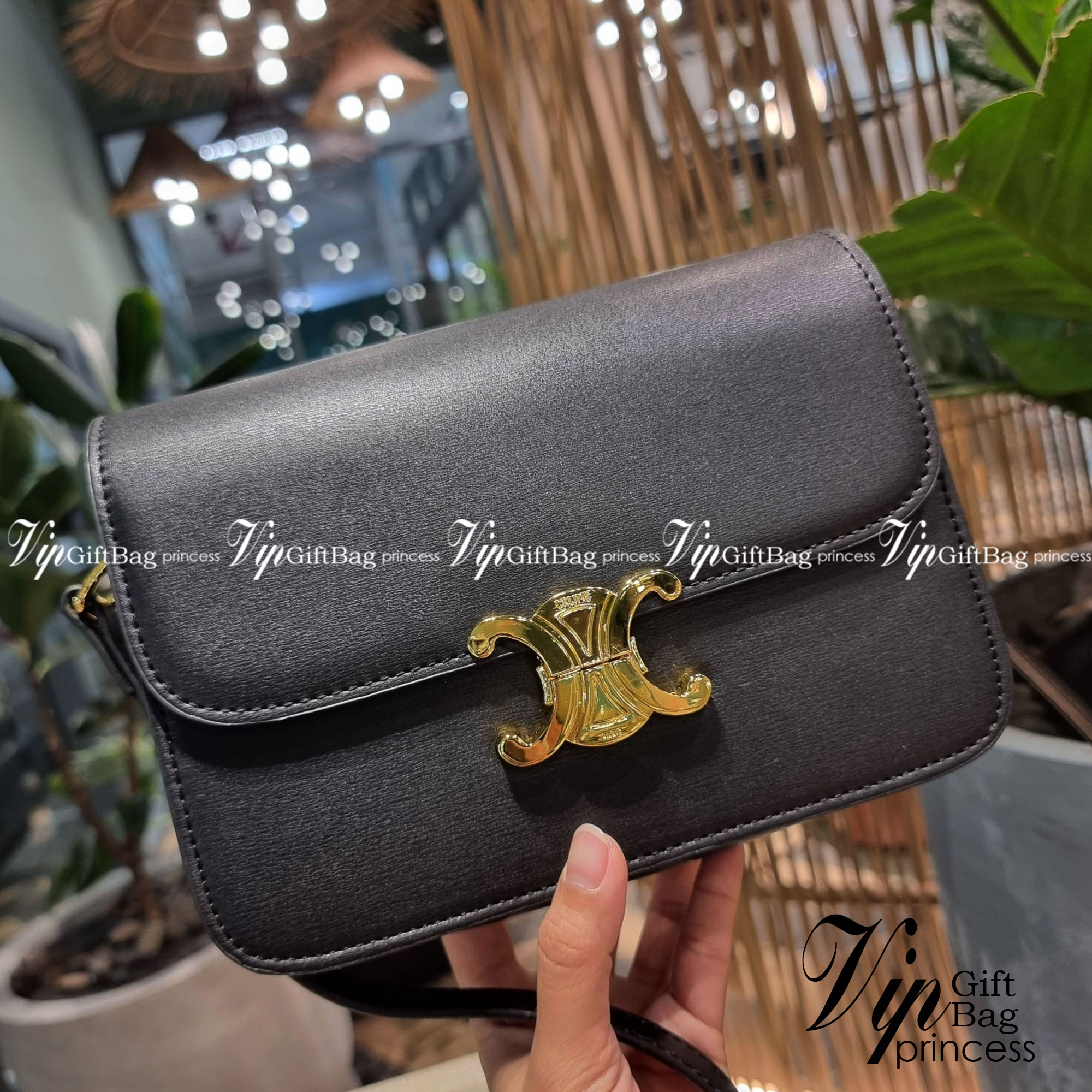 VIP 🥂 CELINE CLASSIQUE TRIOMPHE BAG IN SHINY CALFSKIN ไอเท็มสุดคลาสสิค ที่ขาดไม่ได้ กระเป๋าสะพายทรงสวยคลาสสิค แฝงความผู้ดี ที่ใช้ได้ทั้งชายหญิง วัสดุหนังแท้ เปิด-ปิดด้วยตัวกดล็อค สะดวกใช้มาก ภายในเป็นช่องโล่ง เก็บของได้เป็นสัดส่วน และยังมีช่องซิปใ