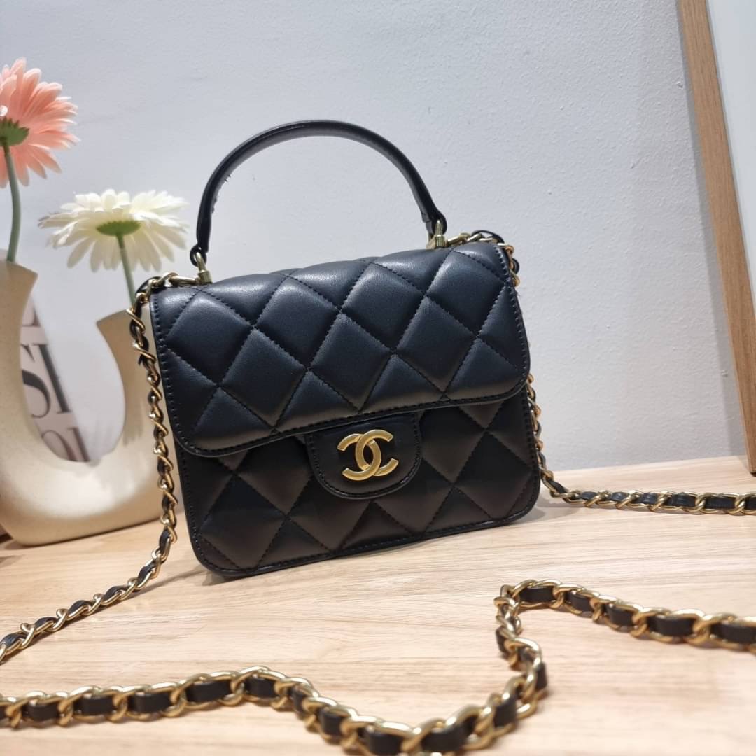 Chanel flap bag with chain กระเป๋าสะพายสุดหรู สวยดูแพง รูปทรงคลาสสิค ขนาดกำลังพอเหมาะ สายสะพายโซ่ในตัว น้ำหนักเบา