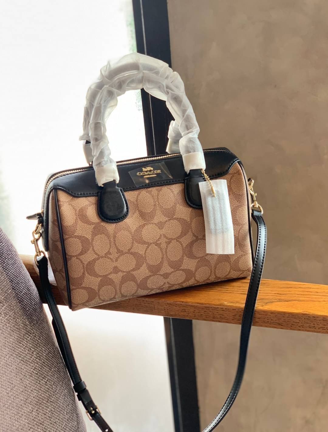 COACH NENNETT SATCHEL BAG((32203)) พร้อมส่งอีกครั้ง ห้ามพลาด! กระเป๋าทรงหมอน ทรงที่สาวๆต้องมีติดตัวไว้สักใบ! หนังแท้นิ่มสวยงาม เปิดปิดกระเป๋าแบบซิป ภายในกว้างสามารถใส่กระเป๋าเงินใบยาวได้ หรือของจำเป็นในชีวิตประจำวันของสาวๆได้หลากหลายเลยค่ะ มีช่องซิปและช่อ