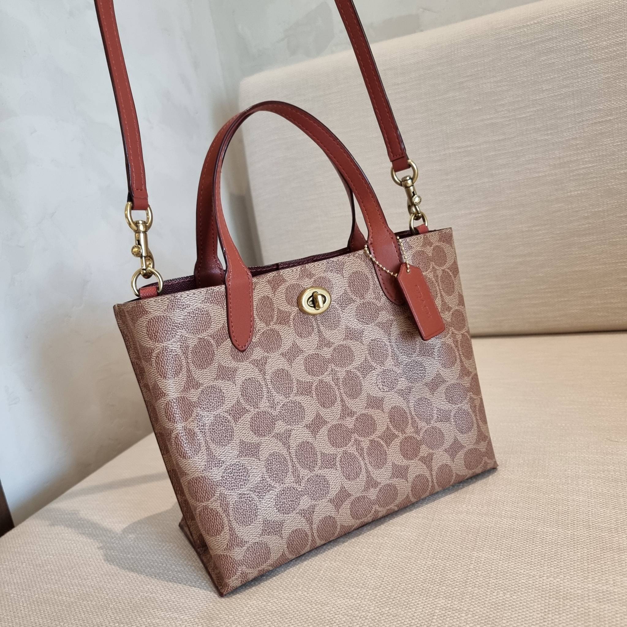 COACH C8562 WILLOW TOTE 24 IN SIGNATURE CANVAS น้องสาวลุคลูกคุณมาแล้วจ้า กระเป๋าถือ/สะพาย ดีไซน์สุดคลาสสิค ไอเท็มขายดีที่สุด ลงตัว เรียบหรู ใบจริงคือผู้ดี๊ผู้ดี ใช่ได้ทุกๆโอกาส วัสดุหนังแคนวาส ทนทาน เปิดปิดด้วยตัวบิดล็อค และอีกฝั่งเป็นกระดุมแม่เหล็ก ภายใน