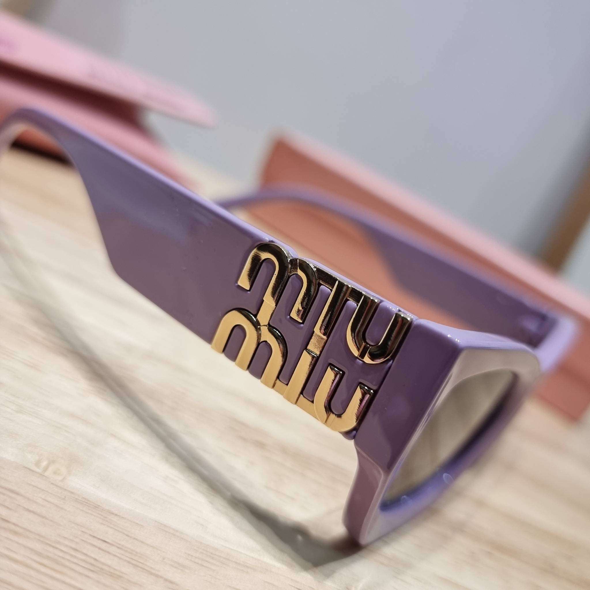 MIU MIU Sunglasses UV protection มาพร้อมอุปกรณ์ครบเซ็ท สวยปัง สวยตะโกน มีพกติดตัวไว้ไม่ตกเทรนด์ ใส่เสริมโหงวเฮ้ง ดูผู้ดี ใช้ได้ทุกโอกาส ทุกสถานการณ์ ใส่ที่บ้านถนอมสายตา ใส่ออกข้างนอกกันแดด กันลม กันฝุ่นก็มั่น ก็เลิศทั้งหมด