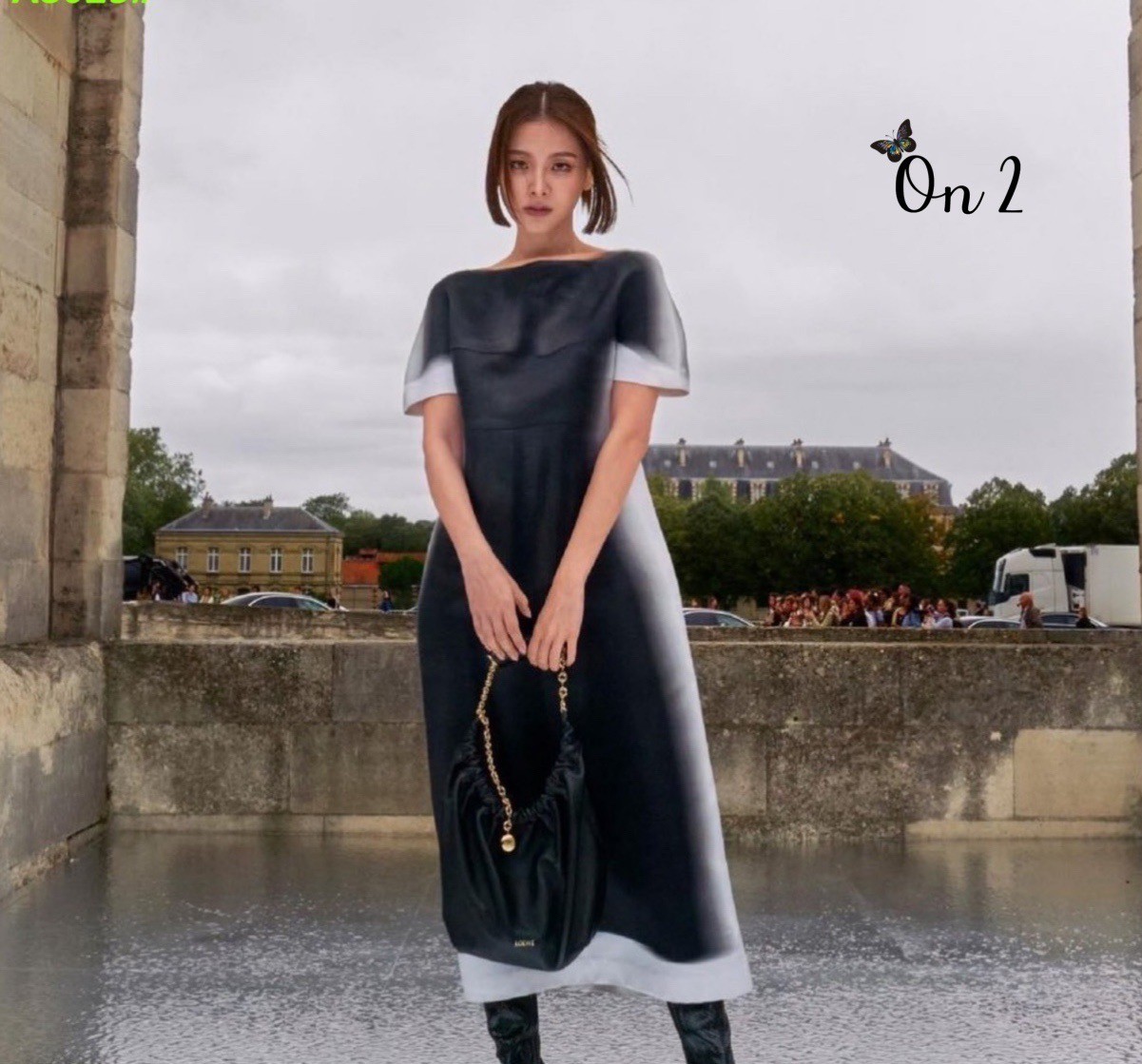 LOEWE Medium Squeeze bag in nappa กระเป๋าสะพายคอลใหม่ ดีไซน์เก๋เรียบหรูงานสวยทั้งภายนอกและภายใน ขึ้นแบบจากงานจริง เป๊ะสุด ปั้มทุกจุด งานจริงสวยทุกมุมเป๊ะปังมากค่ะ