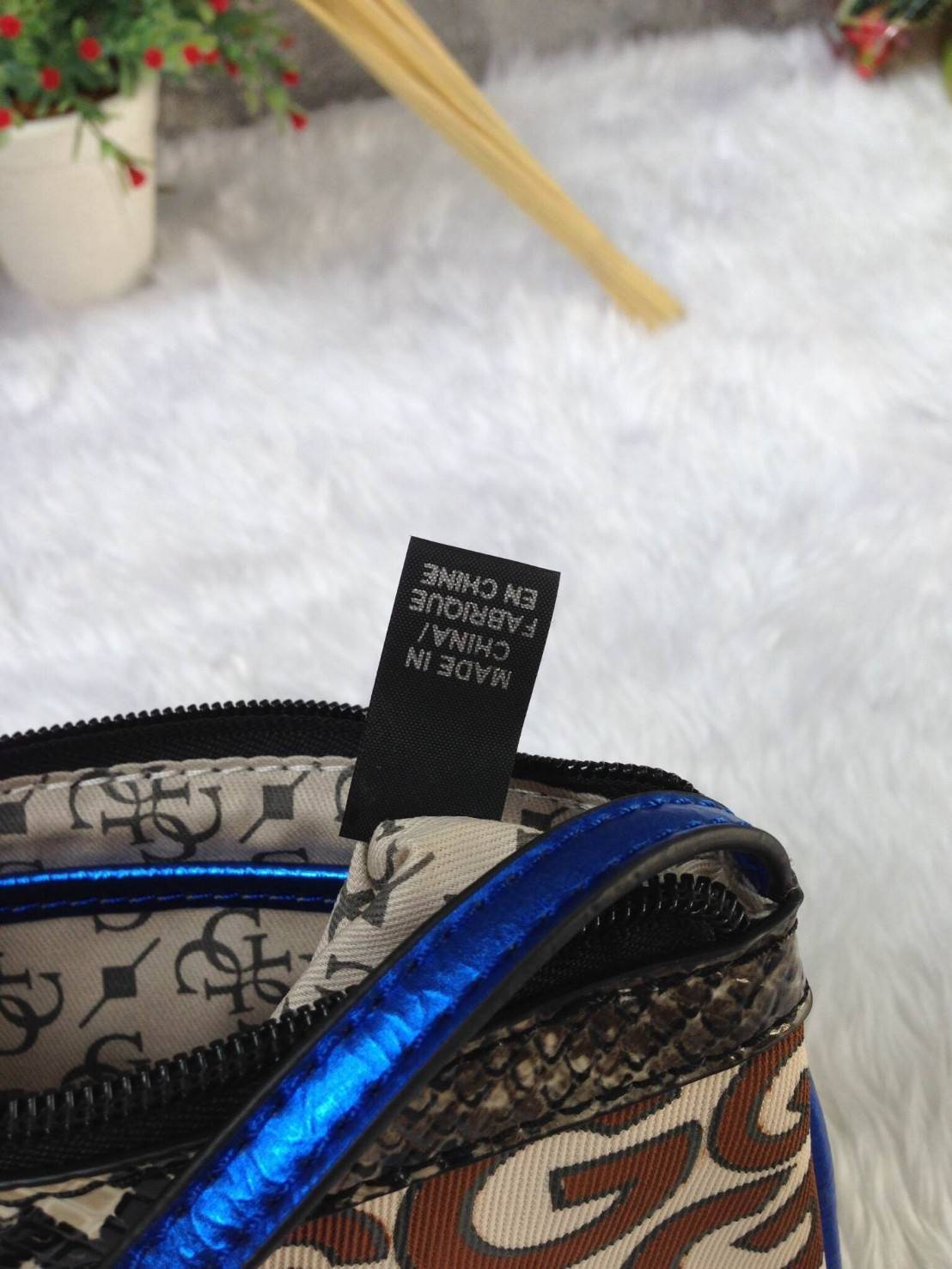 Guess clutch bag กระเป๋าคลัชถือ มาพร้อมสายสะพาย น้ำหนักเบา สีสันสวยงาม แต่งแคนวาสด้วยอักษรG สลับหนังลาย โลโก้โลหะสลักบนหนัง สามารถใส่ iPhone 8+ ได้ สวยหรู น่าใช้มากค่า