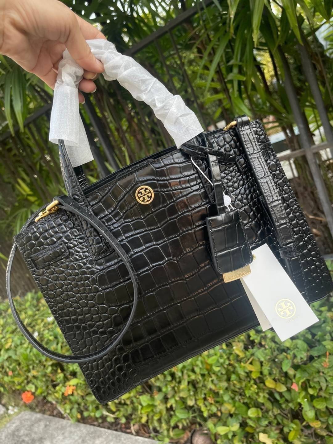 Tory Burch Walker Embossed Small Satchel Collection นี้เหมาะสำหรับผู้หญิงที่มีความสุขุมและเป็นผู้ใหญ่ เพราะดีไซน์ของกระเป๋าหนังรุ่นนี้ได้ผลิตออกมาโดยเน้นความเรียบง่าย เป็นทางการและดูแพง