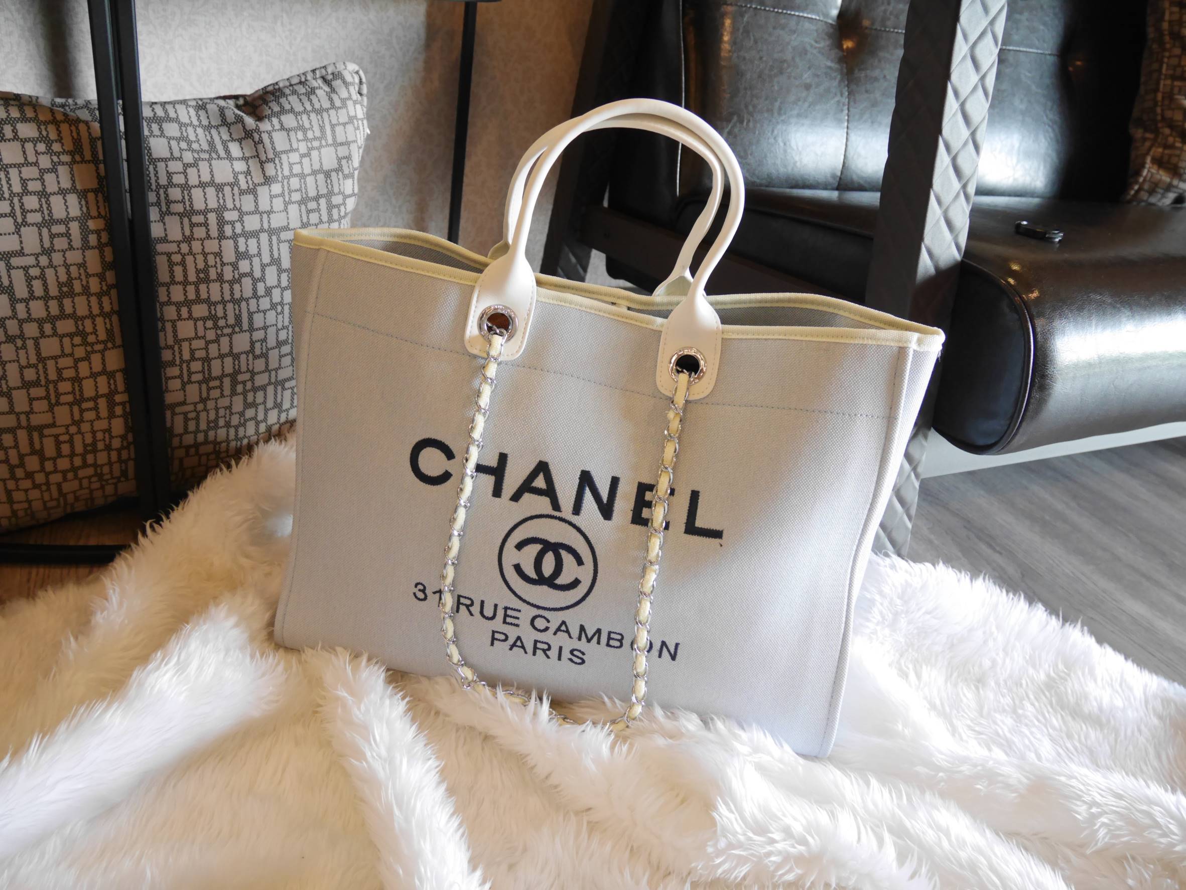 How Cute! 🎄🎄 รุ่นใหม่ล่าสุด!! ที่สาวๆรอคอย Chanel tote canvas bag จากงานพรีเมี่ยม VIP GIFT รุ่นดังเลยค้า Size ใหญ่อลัง บอกเลยว่า **งานดีที่สุด ตัวกระเป๋า กระเป๋าผ้าเป็นผ้า canvas เนื้อดีสมราคา สัมผัส นุ่มลื่นมือมากกกก อะไหล่เงินปั้มแบรนด์แ