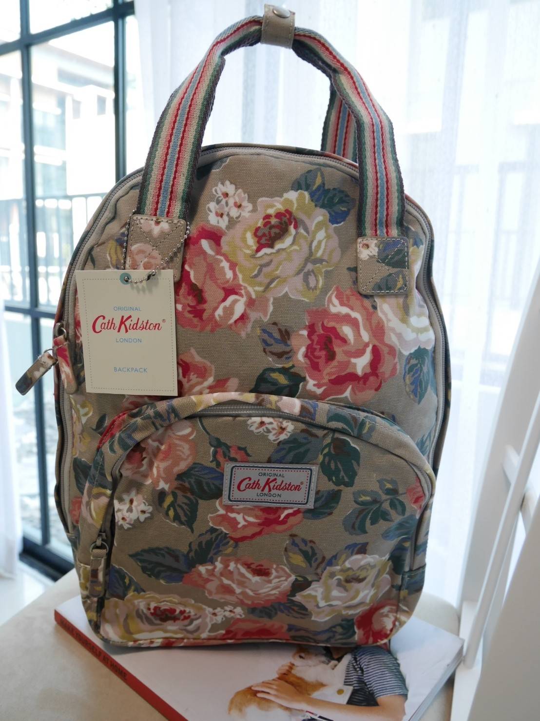 CATH KIDSTON BACKPACK BAG กระเป๋าเป้น่ารัก ตามแบบฉบับของแบรนด์นี้เลยค่า โดดเด่นด้วยหนัง PVC พิมพ์ลาย กันน้ำทั้งใบ ด้านในมีช่องซิปใหญ่ใส่ของ 2 ช่อง จุของได้เยอะ ใส่ IPAD / A4ได้สบายเลยค่ะ ด้านหน้ามีช่องซิปเล็ก 1 ช่อง ใส่ของจุกจิกหนิบได้สะดวก น้ำหนักเบา ใช้
