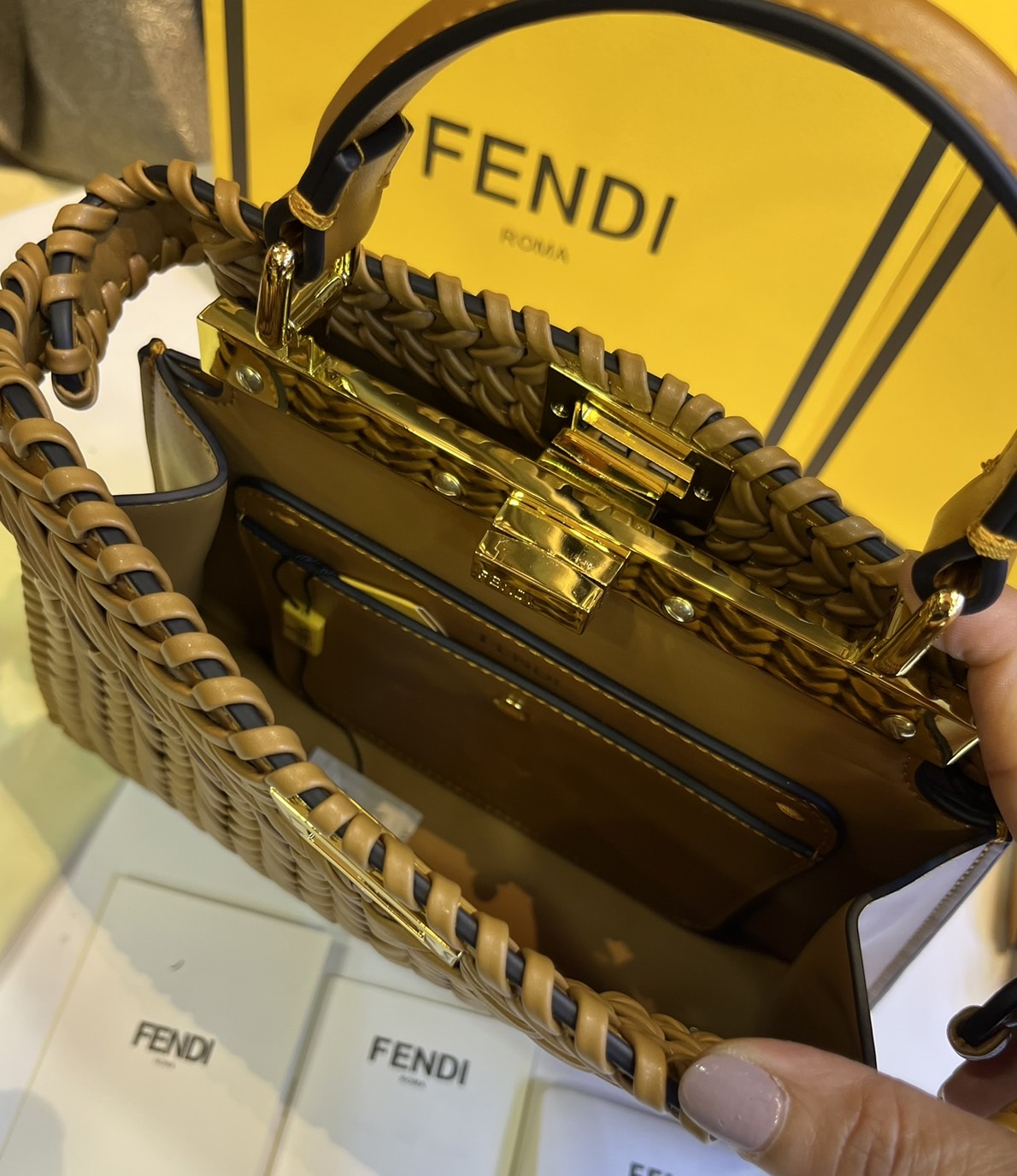 พร้อมส่ง 3 สี FENDI Peekaboo ISeeU Medium interlace leather bag กระเป๋าสะพายดีไซส์สาน ใช้ได้ 2 ด้าน 🧡 เกรดออริจินอล 1:1 สลับแท้