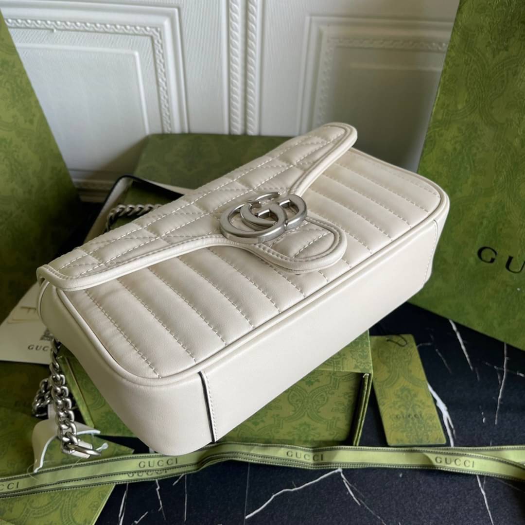 หนังแท้ 26cm GUCCI GG Marmont leather shoulder bag แบบใหม่ล่าสุด ราคานี้หนังแท้คือคุ้มมากเลยค่าสาวๆ ต้องจัดแล้วน้าา ยกระดับความหรูให้กับตัวเองกันหน่อย ด้วยกระเป๋ารุ่นนี้!! ครอสบอดี้ที่ดีไซน์หรู อัพเลเวล ในราคาที่จับต้องได้ พร้อมเสิร์ฟความสวยตรงถึงบ้านแล้ว
