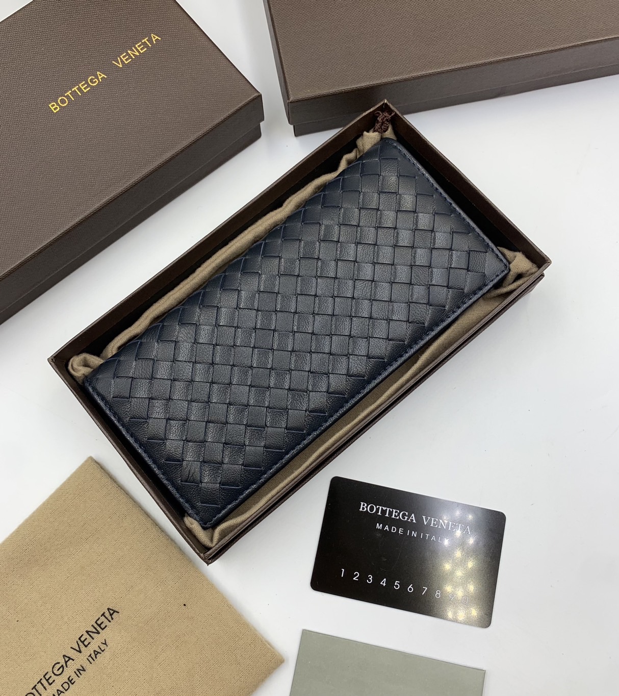 หนังแท้ BOTTEGA VENETA LONG WALLET / BV LONG WALLET / BV Wallet พร้อมส่งที่ไทย กระเป๋าสตางค์ใบยาว 2 พับ รุ่นตามหา มาเท่าไหร่ไม่เคยพอเลยค่า เป็นรุ่นคลาสสิกที่หยิบมาใช้งานได้บ่อยที่สุด งานหนังลูกวัวแท้ทั้งใบ ใช้ทนทานได้นาน ใช้ทนทานได้นานภาพสินค้าถ่ายจากงานข