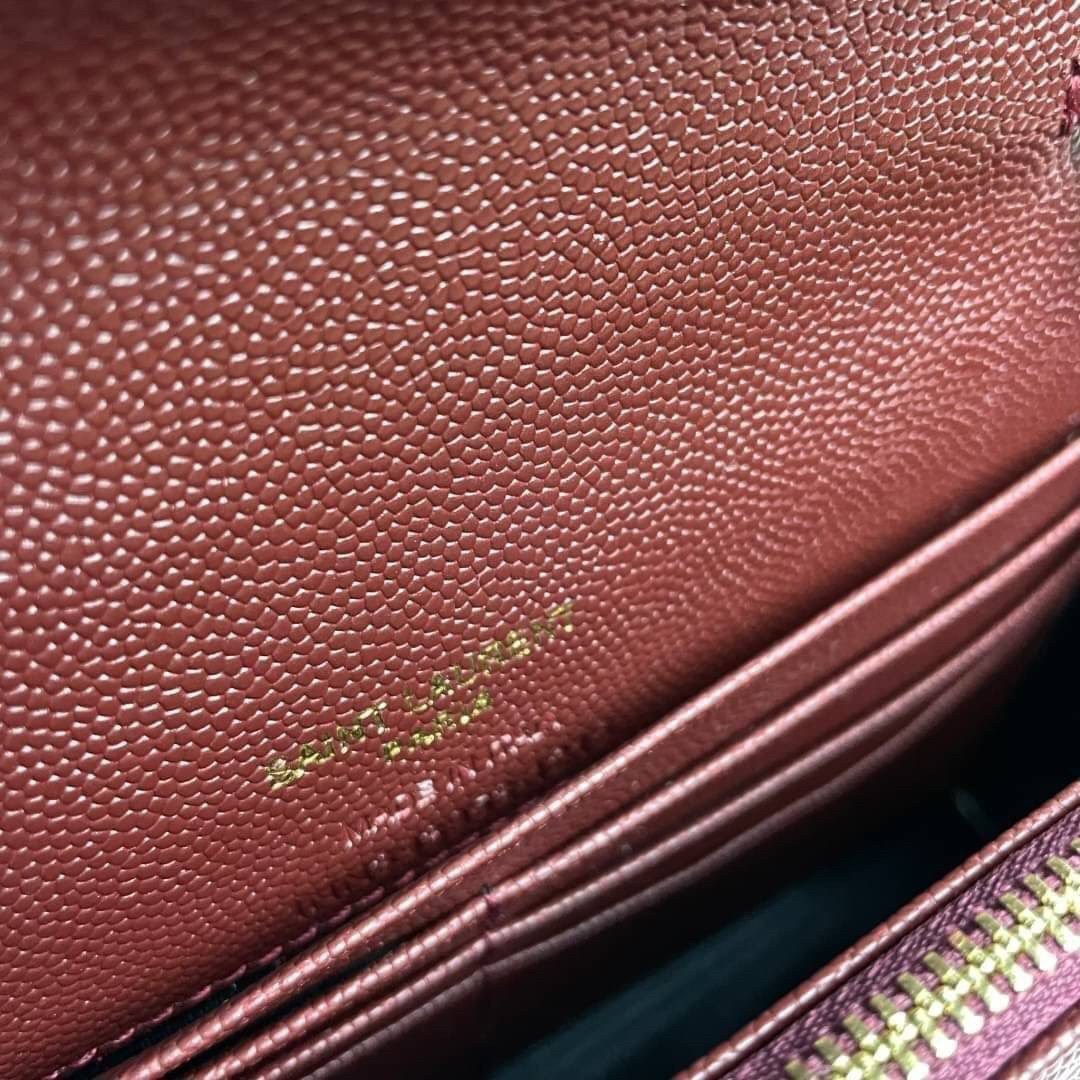 หนังแท้ YSL Yves Saint Laurent Envelope WOC 7.5” รุ่นฮอตปรอทแตก ทรงฐานตั้งได้ เป็นการดีไซน์กึ่งกระเป๋าสตางค์ ที่มาพร้อมสายสะพายยาว (เป็นสายโซ่ที่ต่อกับหนัง) สายถอดได้ (ปรับระดับไม่ได้) ถือเป็นคลัชก็สวยมากเลยค่ะ เป็นอีกหนึ่งรุ่นที่ให้ความรู้สึกเรียบแต่โก้ห