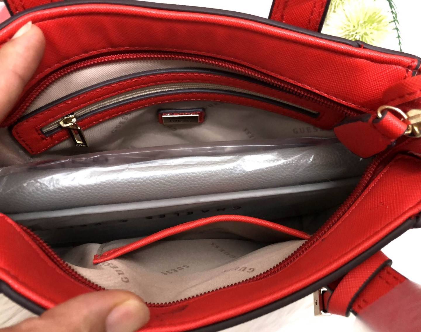 GUESS DELANEY MINI CROSSBODY BAG กระเป๋าถือหรือสะพายข้างได้ วัสดุหนังลาย saffiano ด้านหน้ามีโลโก้แบรนด์ พร้อมตกแต่งรูปดาว และ tag brand ห้อยที่หูกระเป๋า ตัวกระเป๋าเปิดแบบซิป ภายในโล่ง จุได้พอประมาณค่ะ มีช่องซิปอและช่องเล็ก มาพร้อม สายยาวปรับระดับได้ ราคาส