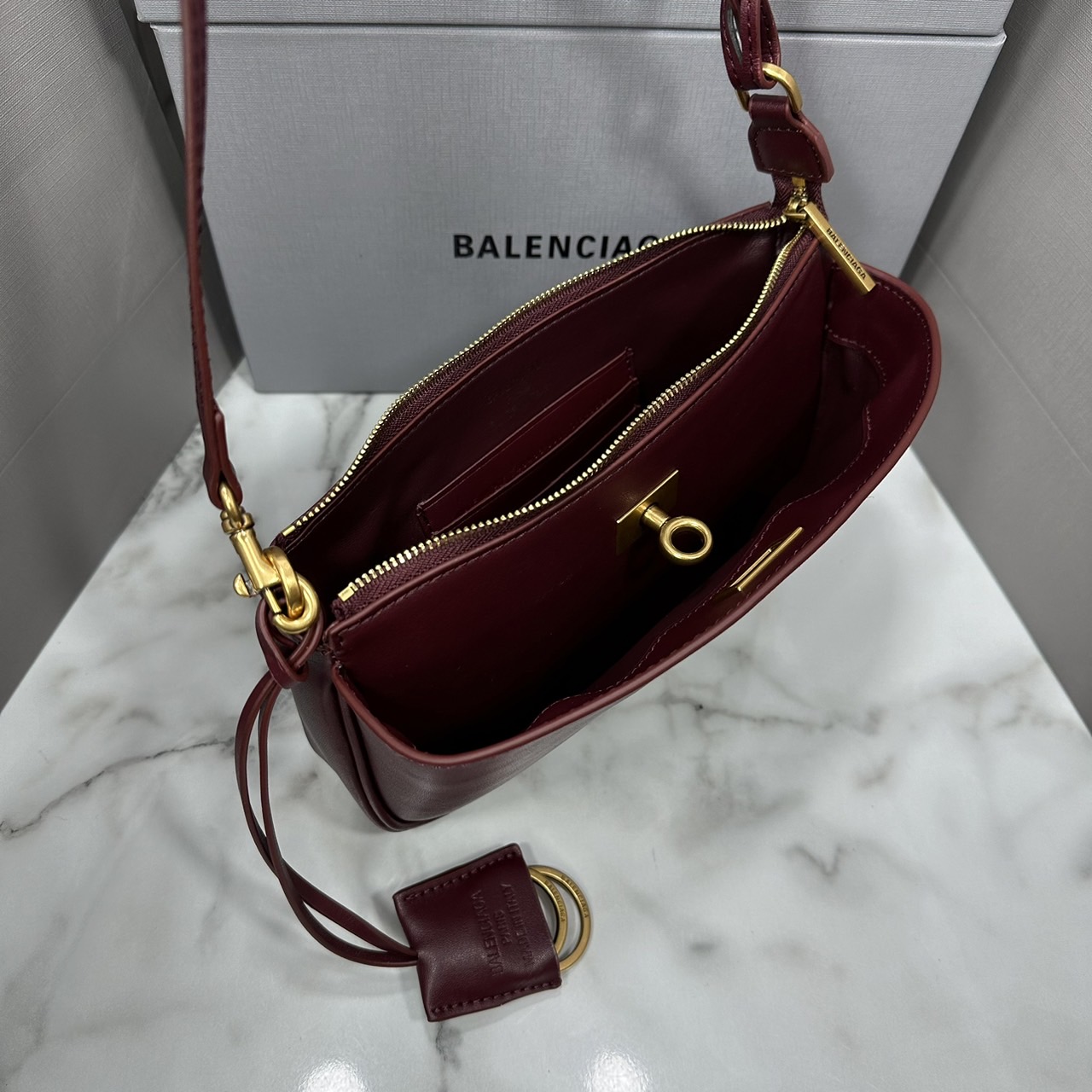 Balenciaga Rodeo Sling Pochette / Balenciaga shoulder leather bag 22cm กระเป๋าสะพายทรงพอชที่สุดของไฮแบรนด์สุดไอคอนิค ดีไซส์เรียบหรู สวยจับต้องได้ ถือหรือสะพายไหล่ได้เก๋มากๆ ถือออกงานก็ได้ลุคไฮแฟชั่นหรูๆ