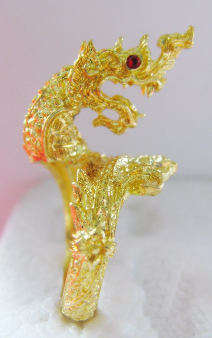 แหวนพญานาคเนื้อทองเหลืองเศียรเดียวประดับพลอยสีแดง เสริมบารมี โชคลาภค่ะ