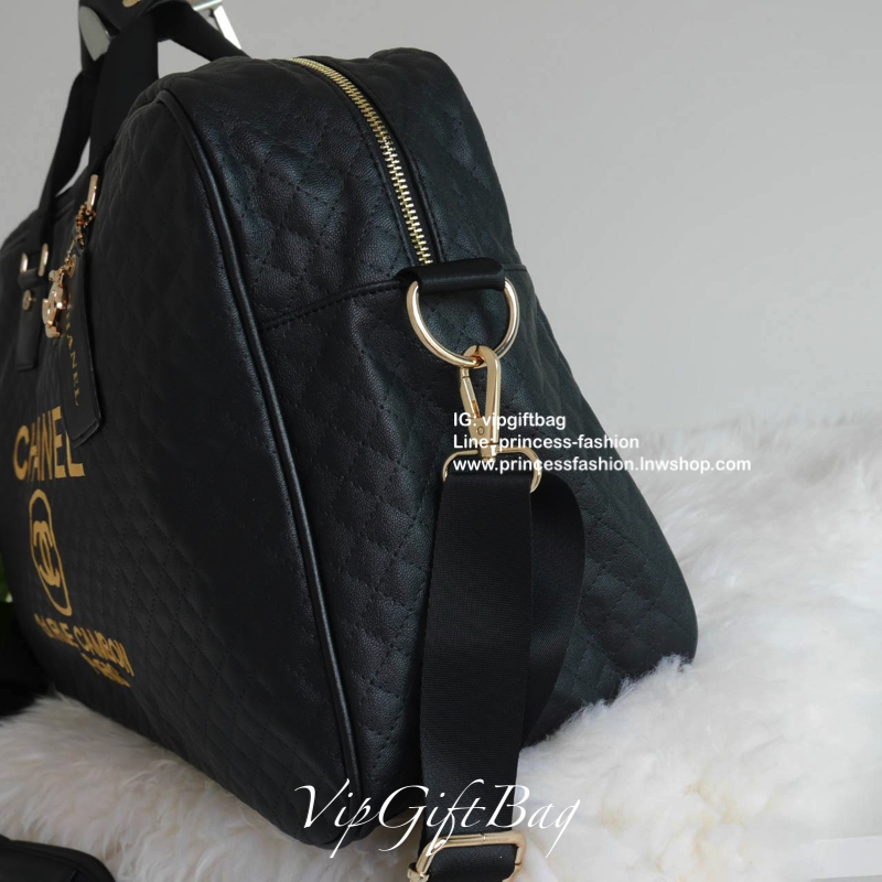 CHANEL VIP GIFT TRAVEL BAG (XL) กระเป๋าเดินทางแบบถือไซส์ใหญ่พิเศษ พรีเมี่ยมกิ๊ฟของเเท้จาก CHANEL วัสดุหนังสังเคราะห์ ลายตารางเนื้อหนาสีดำ เต็มใบ ด้านในเปิดปิดด้วยซิปที่จับหนัง (มีหนังสำหรับรวมหูให้ด้วยกระดุม) ใส่เสื้อผ้าได้มากกว่า4-5ชุด สายสะพายยาวมีที่รอ