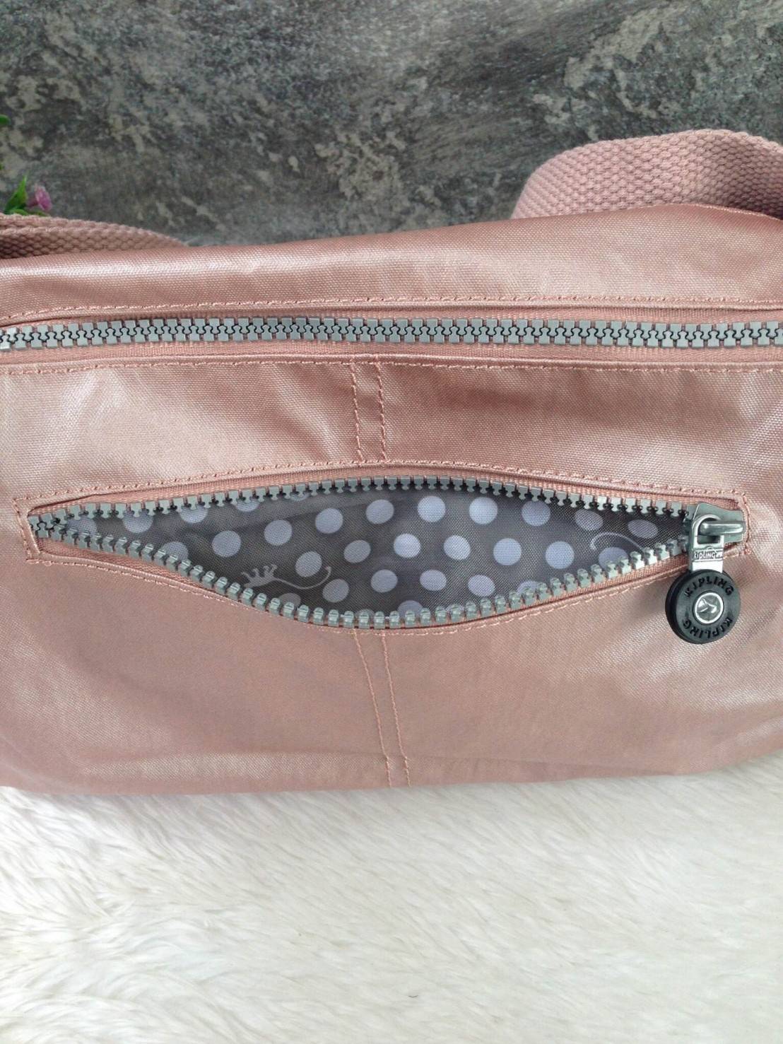 กระเป๋าสะพาย KIPLING รุ่น Reth วัสดุไนล่อนคุณภาพดี มาพร้อมดีไซน์ทันสมัย และสามารถใช้งานได้อย่างดี เข้ากับทุกการแต่งตัว โดดเด่นด้วยพื้นที่ภายในและช่องต่างๆ ที่ให้คุณจัดเก็บของสำคัญได้ครบถ้วน ไม่ว่าจะเป็นมือถือ ปากกา หรือไอเท็มจำเป็นของคุณ สายสามารถปรับและถ