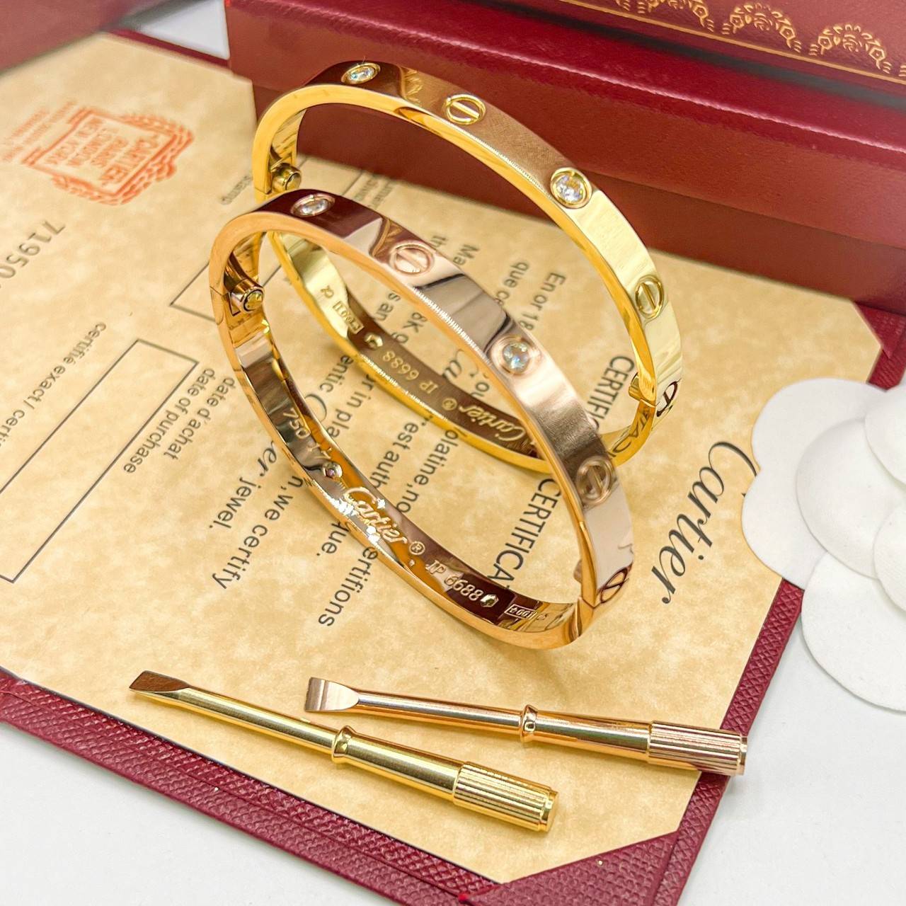 Cartier Love Bracelet, 4 diamonds กำไลข้อมือ Size 17 ภาพถ่ายจากงานจริง เกรดออริจินิล วัสดุคุณภาพดี ไม่ลอกไม่ดำ กล่องใหญ่ตามแบบ งานปั้มครบตามรูปเลยค่ะ