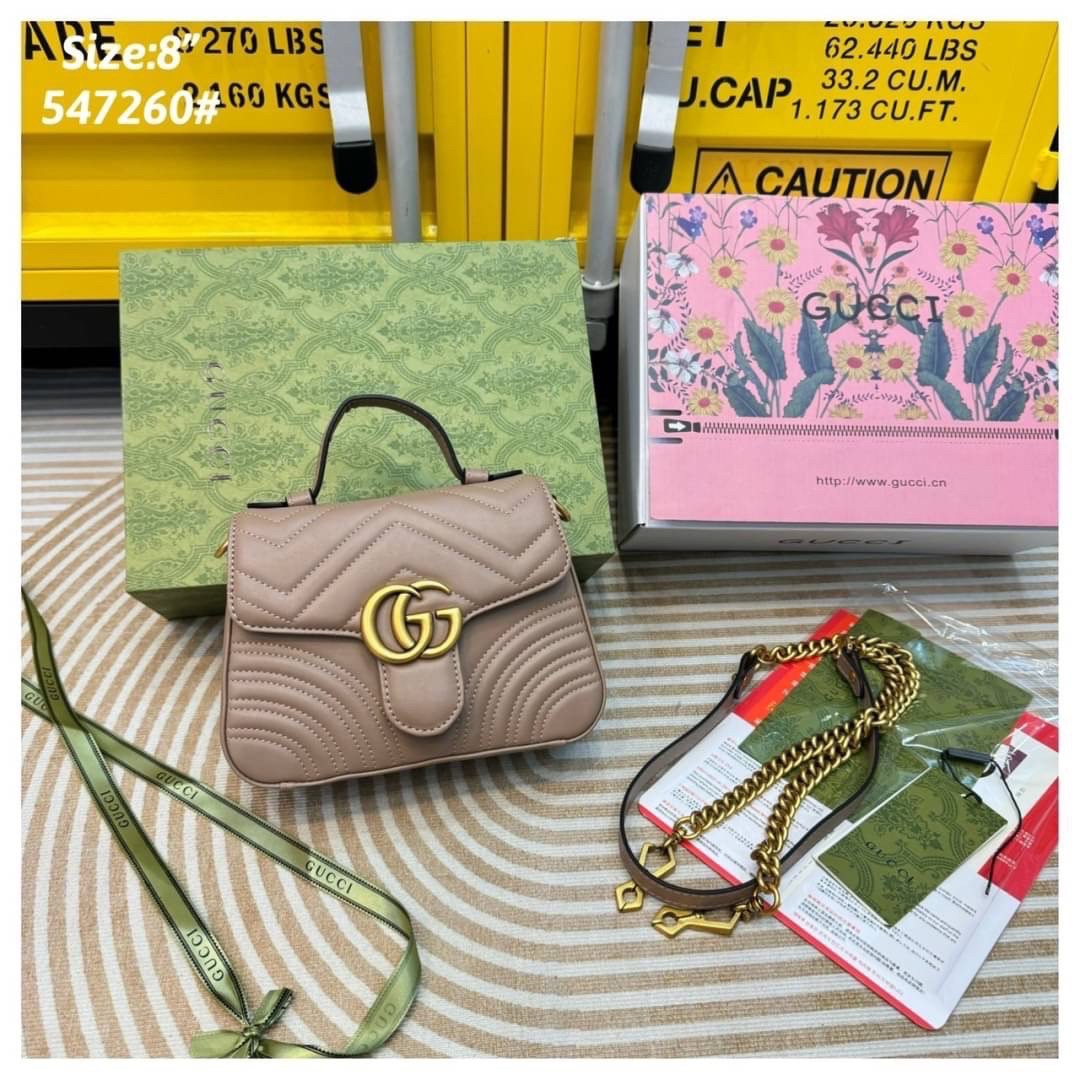 GUCCI GG Marmont mini top handle bag กระเป๋าสะพายข้างรุ่นคลาสสิค ดีไซน์ใหม่พร้อมหูจับในตัว ใช้งานง่าย สายสะพายยาวถอดได้ ถือออกงานก็ปัง สะพายเป็น Every Look ก็เลิศมาก สวยหรูดูแพง อัพลุคได้สบายๆ