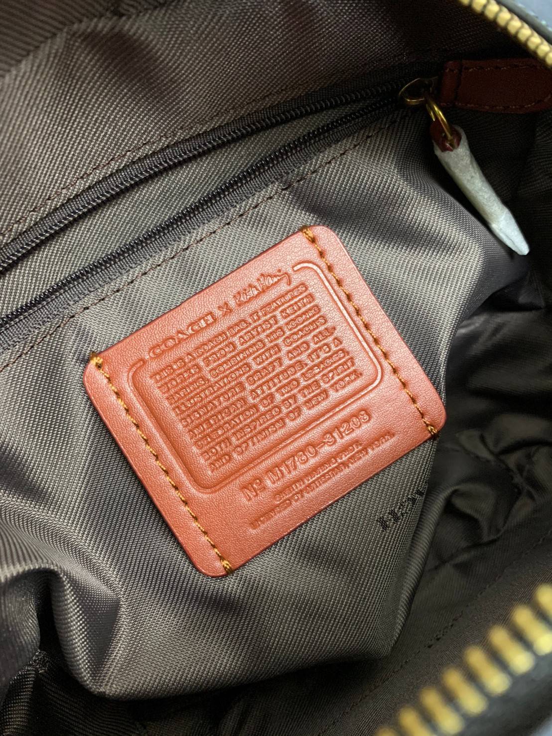 สินค้าขายดี พร้อมสีใหม่ 3สี ในไทยยังไม่มีค่ะ !! COACH SIGNATURE CROSSBODY BOX BAG ((F31208)) กระเป๋าสะพายวัสดุหนังแท้ จาก coach factory outlet หนังนิ่ม ทรงสวย ตัวกระเป๋าลายแบรนด์ ตัดขอบหนังเรียบได้สวยงามค่ะ ด้านหน้า-หลัง มีช่องสำหรับใส่ของ เปิดปิดกระเป๋าแ