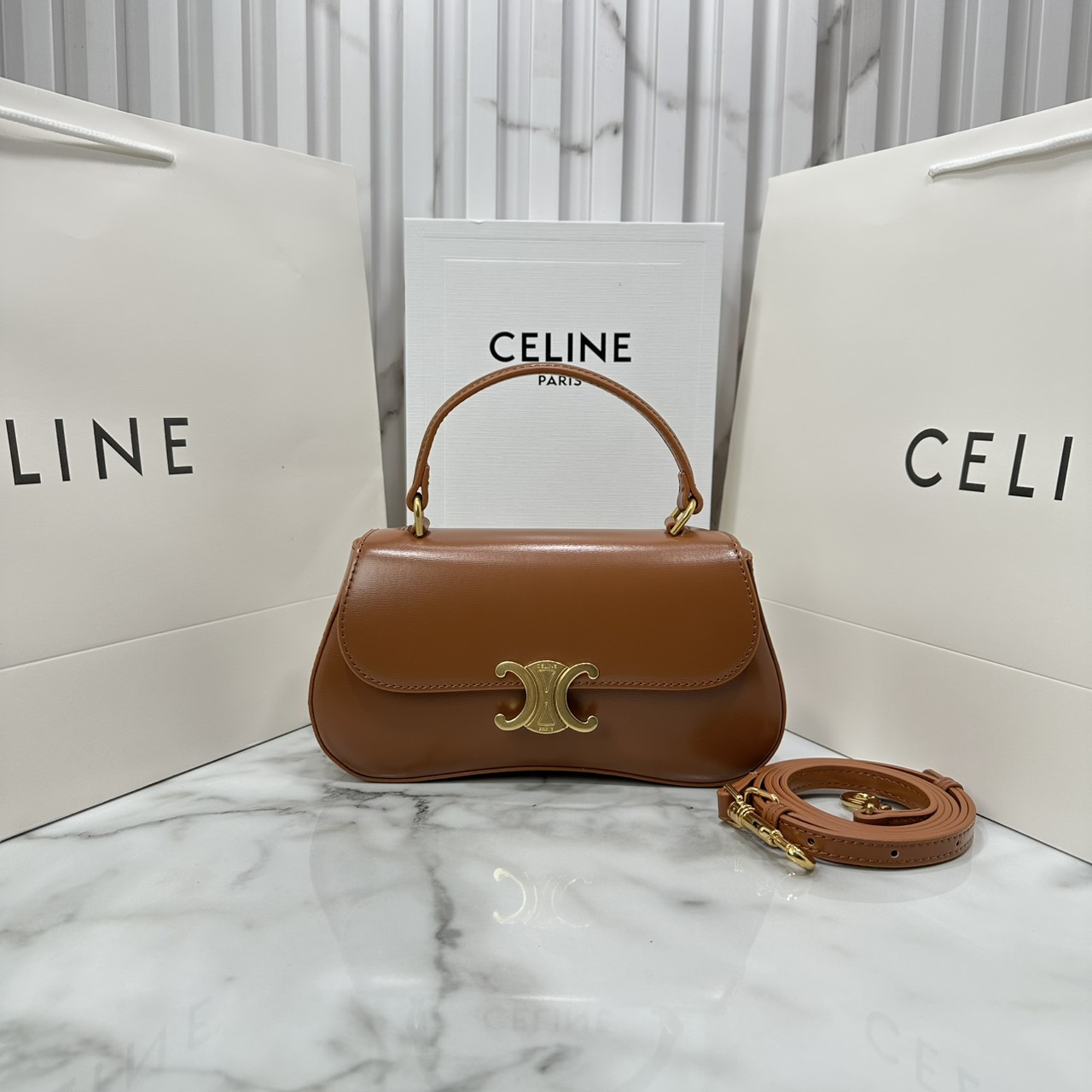 ORI หนังแท้ | CELINE TEEN CELINE LOLA IN shiny calfskin กระเป๋าสะพายทรงคลัช หนังเรียบผิวสัมผัสนุ่มลื่น คอลเลคชั่น Essentials เหนือกาลเวลาสำหรับผู้หญิงและผู้ชาย