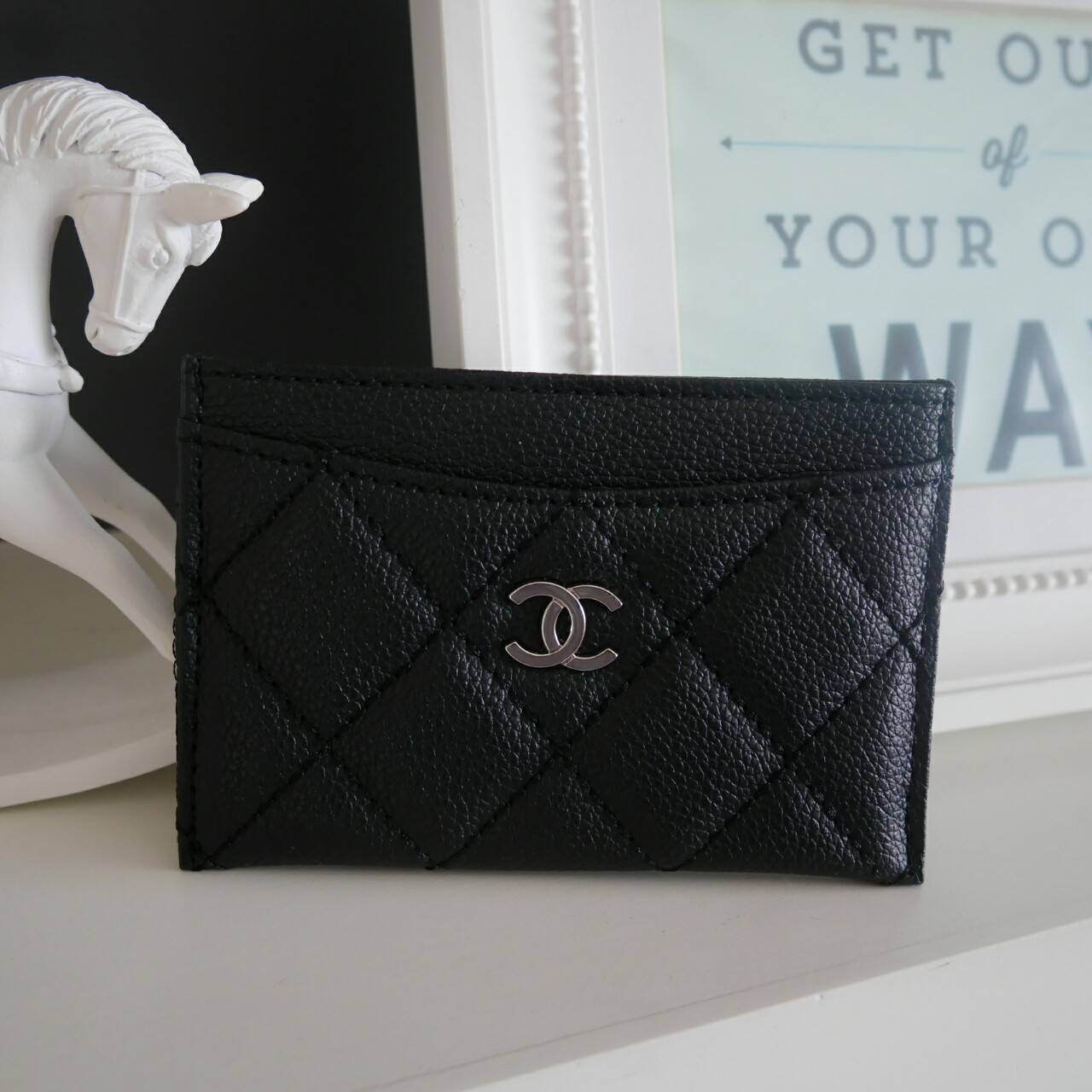 New Arrival! งานหรูเว่อวัง พร้อมส่งคะ Chanel Card Holder in Black 💳 จากพรีเมี่ยมกิ้ฟแบรนด์หรูอย่าง chanel ดีไซน์สวยเก๋ ประดับ Logo brand อะไหล่เงิน ขนาดกำลังน่ารัก ใส่บัตรได้ถึง 4 ใบ พกพาสะดวก จะซื้อไว้ใส่บัตรใบหรู หรือซื้อให้เป็นของขวัญ ก็ควรค่าท