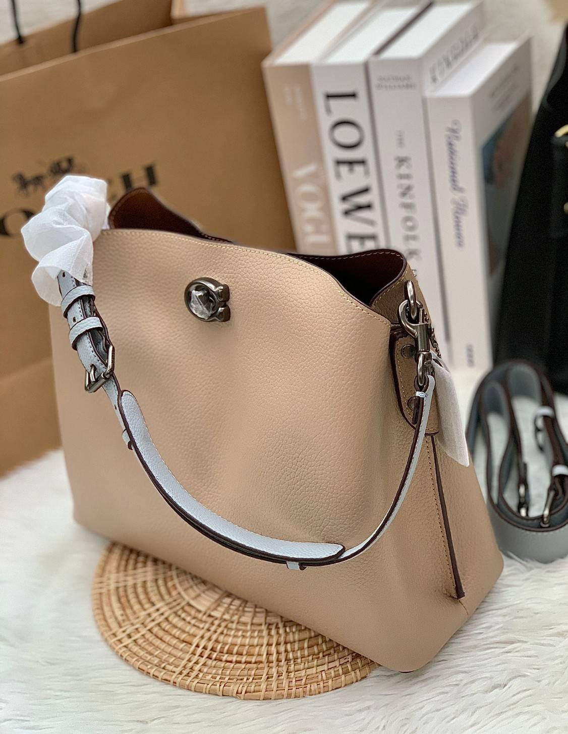 COACH WILLOW SHOULDER BAG ((C2745//C2590//C2621)) พร้อมส่งที่ไทย รุ่นแนะนำค่ะ🔥🔥 🔺กระเป๋าหิ้ว//คล้องไหล่//สะพายข้าง สุดคุ้ม! หนังแท้ชั้นดี ได้ไปหลงรักแน่นอนค่ะ หนังสวยมากๆ😘 🔺ตัวกระเป๋าแบ่งเป็นสองช่องหลัก ด้านนึงเป็นแ