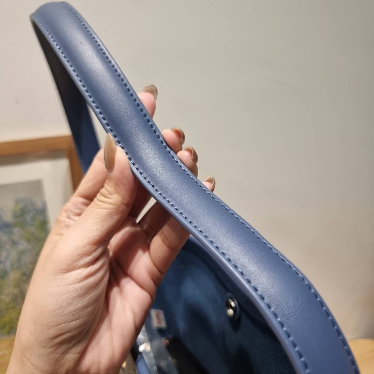 Rally movement the bag denim เป็นไอเท็มที่ฮอตสุดๆแห่งปีจริงๆ กับกระเป๋าทรงบัคเก็ต ที่ดีไซน์ออกมาคลาสสิคและใช้งานง่ายจริงๆ