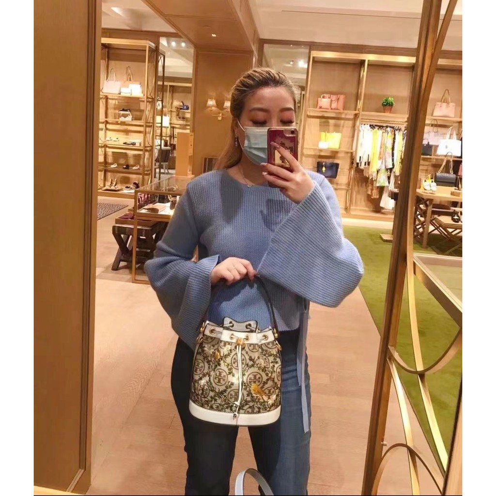 TORY BURCH T Monogram Jacquard Embroidered Bucket Bag แรร์ไอเท็มรุ่นยอดฮิต ใบใหญ่ไซส์กำลังดี!! ที่สุดของรุ่นที่ตามหา!! สวยสุดกับดีไซน์ลายปัก ที่ดูแพง!! กระเป๋าบัคเก็ตทรงสวย