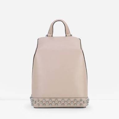 CHARLES & KEITH BACKPACK กระเป๋าเป้สพาย รูปทรงน่ารัก แต่งหมุดให้ look เท่ห์ในตัว ใส่ของได้เยอะ มีซิปเปิดปิดทั้งสองข้าง และกระดุมแม่เหล็ก สวยหรูน่าใช้มากค่ะ