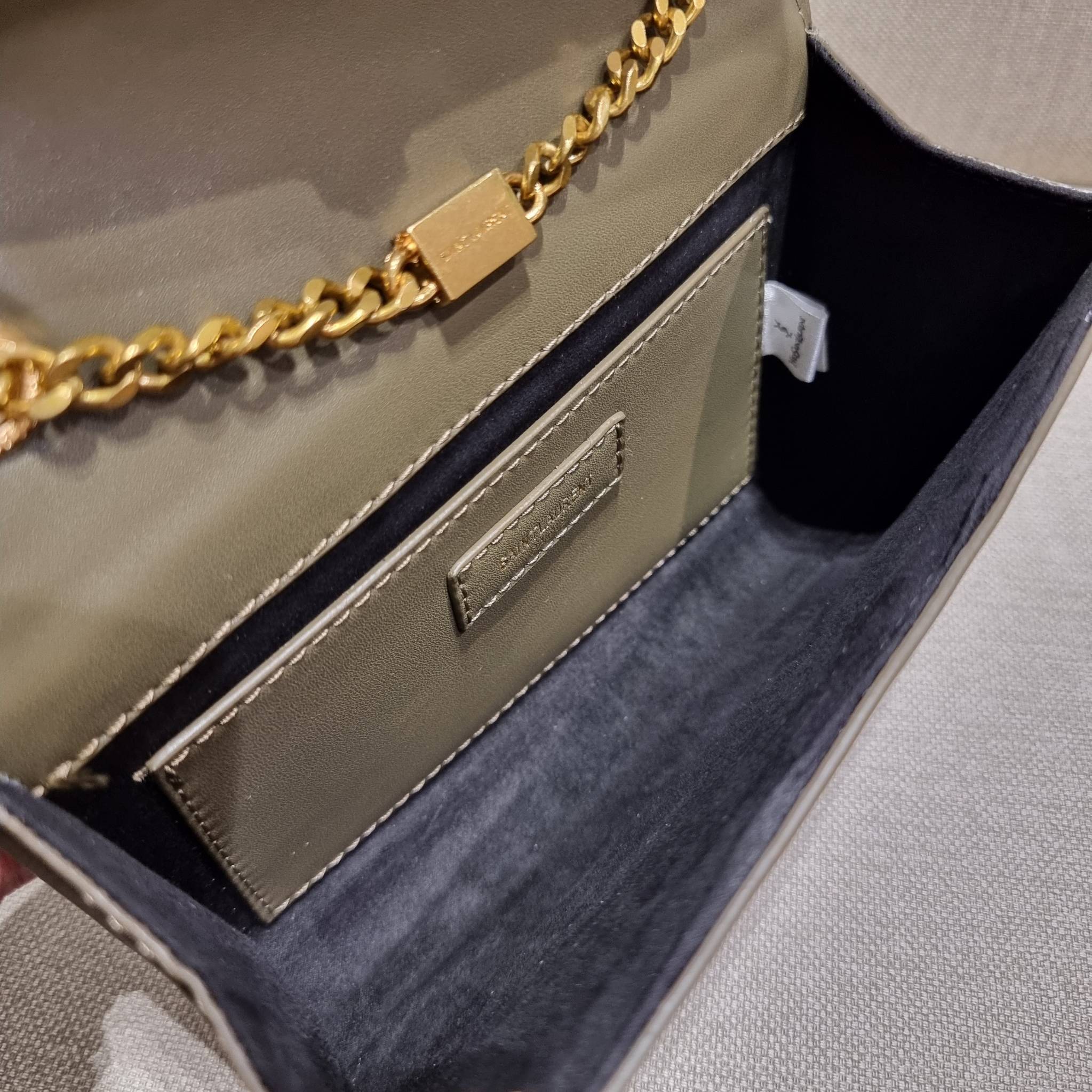 Yves Saint laurent small kate bag สุดหรู ทรง woc ที่แสนจะฮอตปรอทแตก ดีไซน์เรียบ แต่แอบมีดีเทลความหรูที่พู่ห้อยสีทองโดดเด่น เพิ่มความแพงอีกหนึ่ง วัสดุหนังแท้สัมผัสดีงาม ใช้งานง่ายเพียงแค่เปิด-ปิดด้วยกระดุมแม่เหล็ก ภายในเป็นช่องโล่ง มีช่องใส่บัตร ใส่มือถือ 