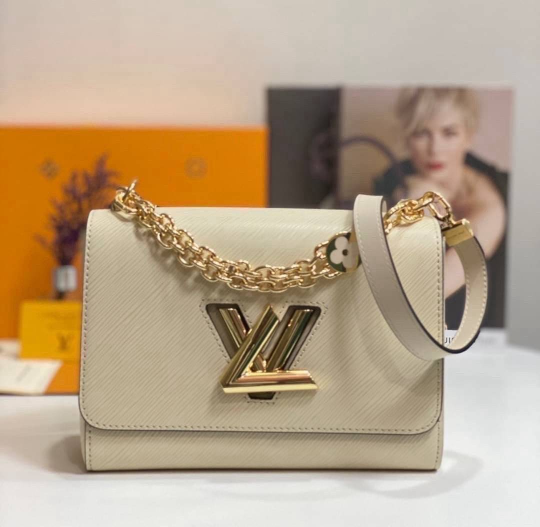 ORI หนังแท้ | LV Twist MM chain bag in grained Epi leather กระเป๋าสะพาย/กระเป๋าถือร พร้อมสายโซ่ หนังลายเกรน Epi โดดเด่นด้วยโลโก้หน้า สวยหรูเป็นเอกลักษณ์ ดีไซน์คัลเลอร์บล็อค สัมผัสโดดเด่นแมตช์กับทุกสไตล์