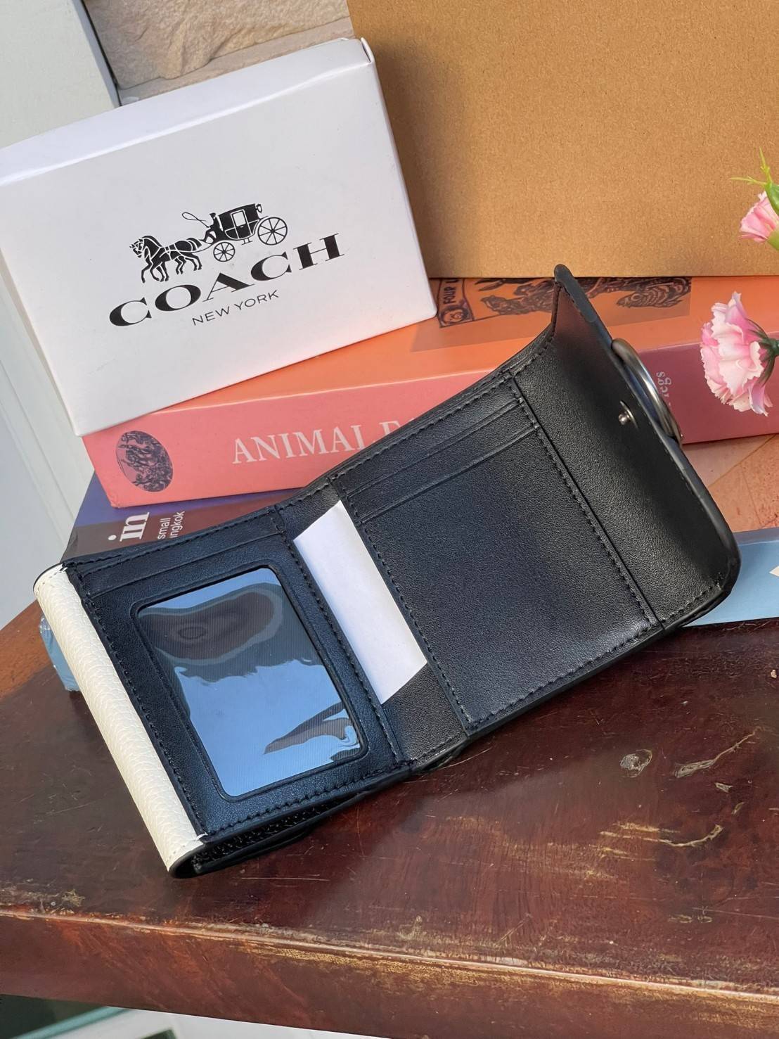 OUTLET 】COACH JADE SMALL DOUBLE FLAP WALLET IN COLORBLOCK (COACH F88002) หากใครต้องการกระเป๋าสตางค์ใบสั้นสำหรับวันที่ต้องการใช้กระเป๋าสะพายใบเล็ก หรือวันที่ไม่พกกระเป๋าสะพาย เราขอแนะนำใบนี้เลยค่ะ โดยใบนี้เป็นกระเป๋าสตางค์แบบพับสามทบ ปิดแบบกระดุม2ชั้น มีช่
