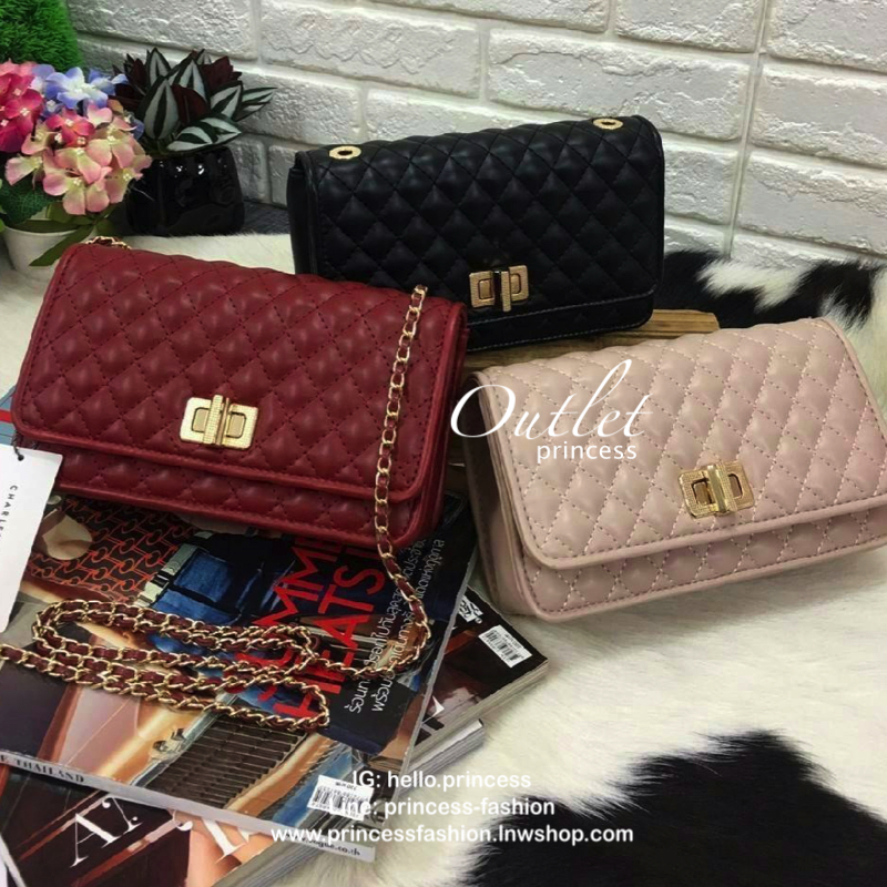 Charles&kieth quilted chain strap bag กระเป๋าขนาดมินิคลัช หนังPU เย็บตารางนูนทั้งใบ ด้านหน้าเปิด/ปิด แบบตัวบิดหมุน ด้านหลังมีโลโก้แบรนด์นูน ภายใน มีช่องใหญ่ ประกอบด้วย ช่องซิป ช่องการ์ด และมีช่องย่อย ใส่ของได้จุคุ้มสุด ๆ พกพาสะพายได้ทุกวัน น้ำหนักเบา จะสะ