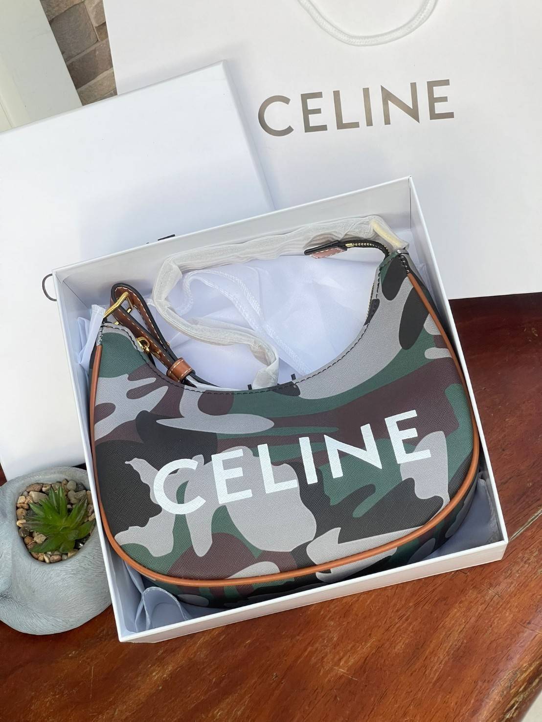 VIP 】Celine Ava Bag In Canvas With Camouflage And Celine Print รุ่นนี้ออกแนวสายลุยแต่ยังคงความคลาสสิกทั้งลายที่แสนโดดเด่น และสายแบบเข็มขัดก็เข้ากันได้ดีสุด ๆลวดลายcamo แบบสะดุดตา การใช้งานไม่ซับซ้อน ตอบโจทย์สำหรับหากสาว ๆ คนไหนที่กำลังมองหากระเป๋าสะพายไหล