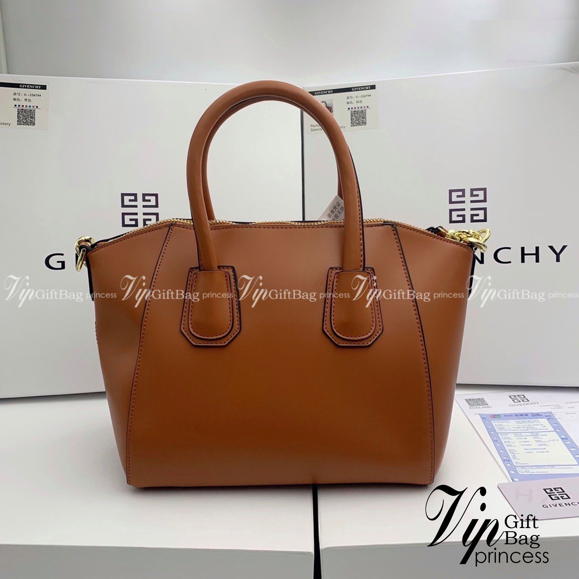 GIVENCHY Antigona Chain Small leather tote bag 10" กระเป๋าสะพายทรงหมอน งานซิปบน หนังเรียบ อะไหล่ทอง กระเป๋าสุดคลาสสิก ใบเดียวก็เอาอยู่ Day to Night Bag เข้าได้กับลุค Smart Casual