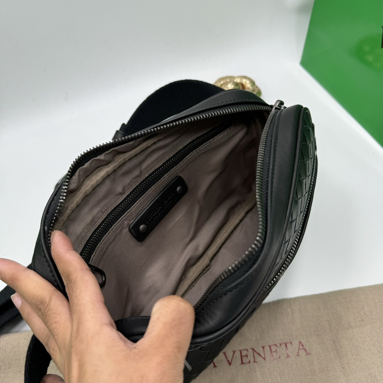 BOTTEGA Belt Bag กระเป๋าคาอก ดีไซส์สานเป็นเอกลักษณ์ everyday look เอาใจหนุ่มๆ สวยเท่คลาสสิก เกรดออริ 1:1