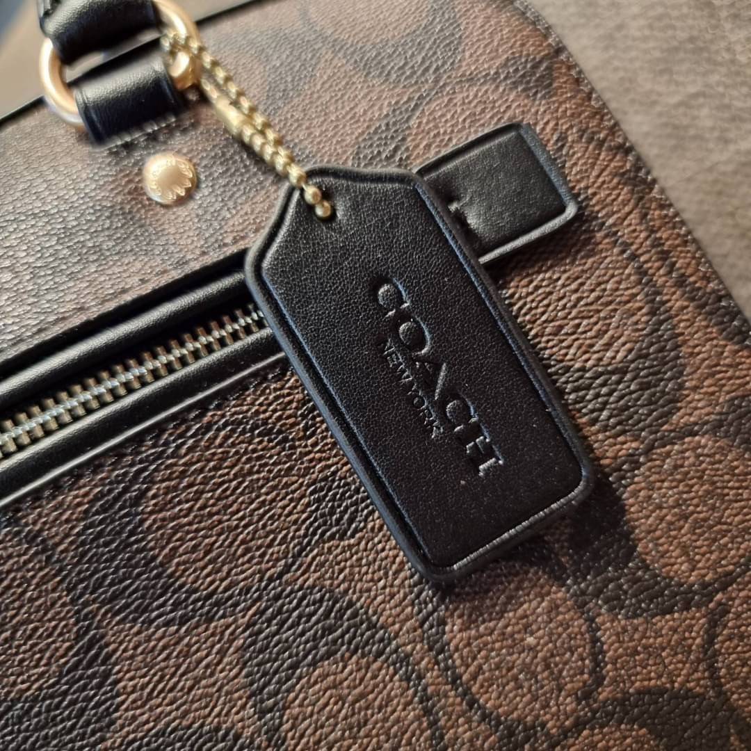 COACH F83607 ROWAN SATCHEL IN SIGNATURE CANVAS กระเป๋าทรงหมอนยอดฮิต คลาสสิคใช้งานได้ไม่มีเบื่อ มาครบสีขายดี ด้วยรูปทรงสวยงาม และใช้งานได้อย่างกระฉับกระเฉง วัสดุหนังแคนวาสเคลือบลาย ทนทาน ภายในโล่งกว้าง มีช่องซิปและแบ่งสัดส่วนได้ลงตัว บอกเลยว่าสาวๆพลาดไม่ได