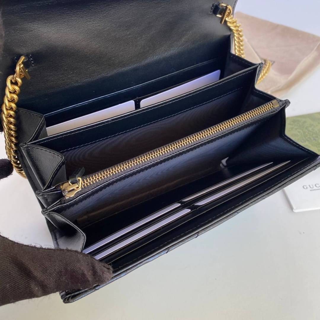 GUCCI Marmont Wallet on chain Leather / GG Marmont Chain Wallet เกรดเทพออริจินอล หนังแท้ งานสวยน่ารักมาก ใส่โทรศัพท์ได้ทุกรุ่น หนังวัวแท้นิ่มมาก ใส่การ์ด ใส่บัตร ได้เยอะมากๆ ฝ่าปิดแบบกระดุมใช้งานง่าย *กระดุมมีโลโก้ Gucci * งานสวยละเอียดยิบย่อยทุกจุด ภาพถ่