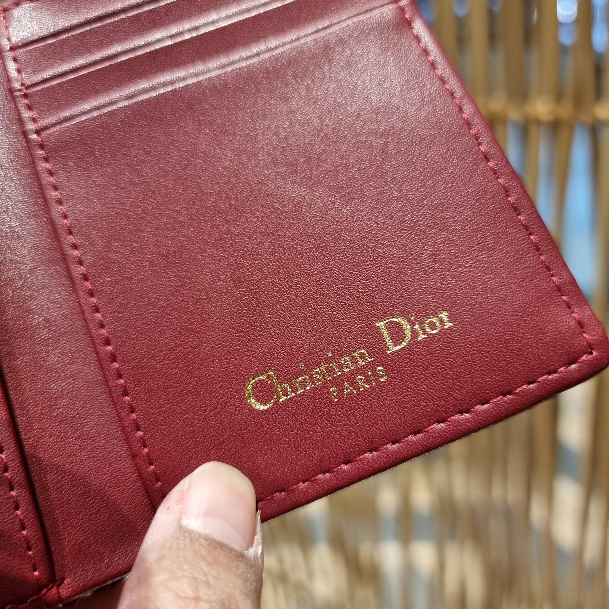 VIP 】CD TRIFOLD WALLET WITH GWP ที่สุดของความคลาสสิค กระเป๋าสตางค์ใบสั้นแบบพับ พรีเมี่ยมกิ๊ฟจากเคาน์เตอร์ วัสดุผ้าแคนวาสปักลาย สลับหนังแท้ภายใน โลโก้สีทองเหลือง สวยวินเทจ โดดเด่นเป็นเอกลักษณ์ ภายในมีช่องใส่บัตร ใส่ธนบัตร ใส่เหรียญได้ คัดมาให้แบบปังๆ ต้องจ