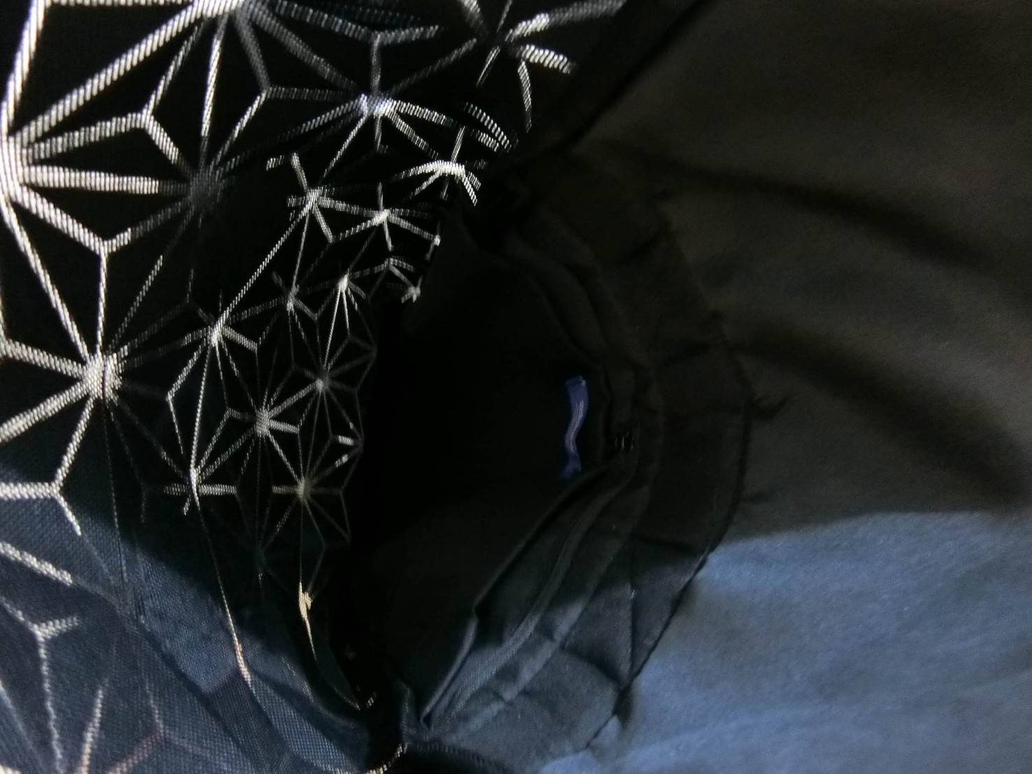 Adidas Originals BP Roll Top 3D Mesh 2017 Backpack Bag DH0100 กระเป๋าเป้สะพายหลัง ดีไซน์แบบ 3 มิติ วัสดุ polyurethane สีดำด้าน โดยใช้ลูกเล่น ของเหลี่ยมและมุมเชื่อมเข้าหากัน ออกแบบกระเป๋า เป็นเหมือนถุงทรงสูง ในส่วนปากกระเป๋าเป็นแบบตีนตุ๊กแก ม้วนพับ และติดก