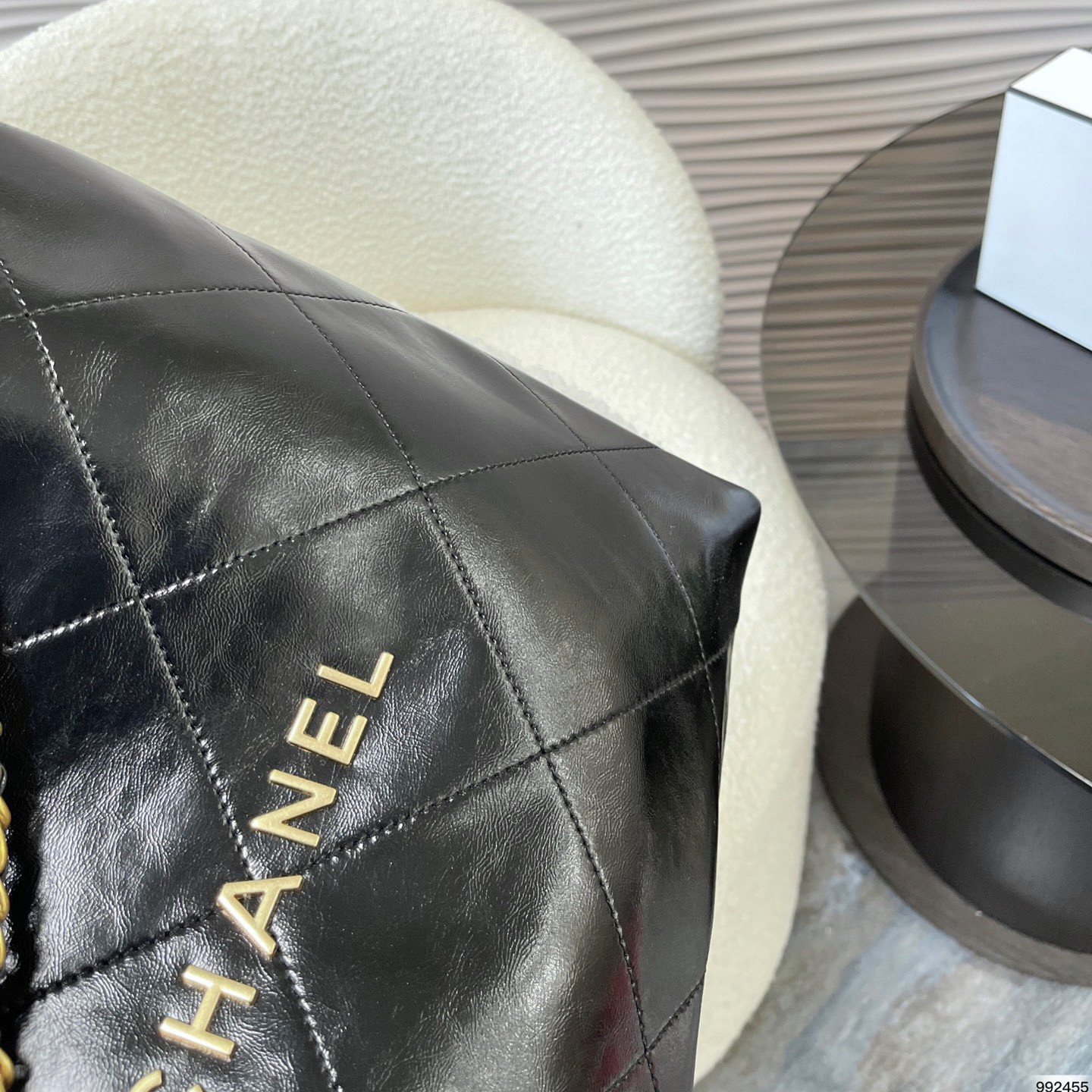 ใช้คำว่า 'สวยยย' ได้เปลืองมากใบนี้! กับ CHANEL 22 LEATHER HANDBAG ทรงยอดฮิตในปี 2023 กระเป๋าหิ้วหรือคล้องไหล่ได้ **หนังกลับ ทั้งใบสวยเนี้ยบบ