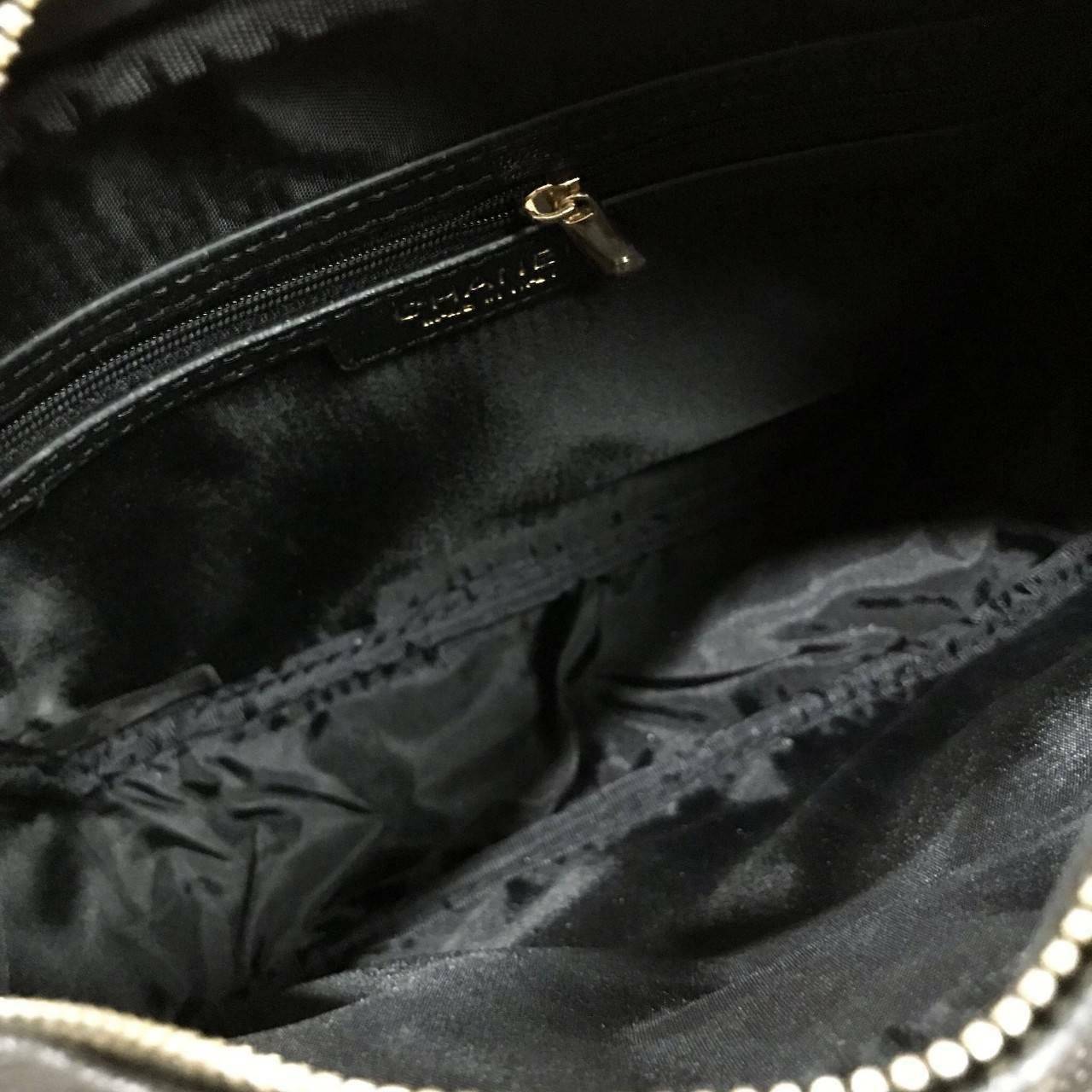 CHANEL chain caviar crossbody bag / Chanel Shoulder Bag With Chain กระเป๋าสะพายข้าง วัสดุหนังลายคาเวียร์ อะไหล่ทอง ด้านหน้ามี 1 ช่องโล่งใส่ Ipad ได้ ด้านหน้าเย็บโลโก้แบรนด์ สวยหรูมากๆ ค่ะ