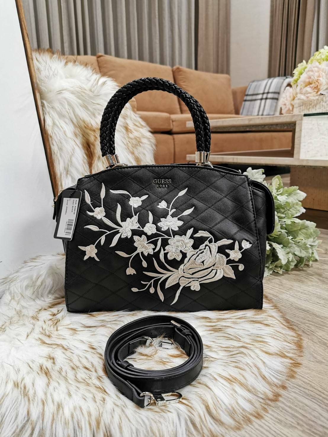 GUESS WOMAN CROSS BODY BAG กระเป๋าถือ/สะพายรุ่นใหม่ล่าสุดจาก GUESS FACTORY หนังสวยอยู่ทรงขนาดกำลังดี น้ำหนักเบา ด้านหน้าประดับโลโก้แบรนด์เปิดปิดด้วยซิปสะดวกใช้ ด้านข้างมีกระดุมปรับขยาย ภายในมีโลโก้ ช่องซิปและช่องใส่ของ ซับในพิมพ์แบรนด์ ใส่กระเป๋าสตางค์ มื