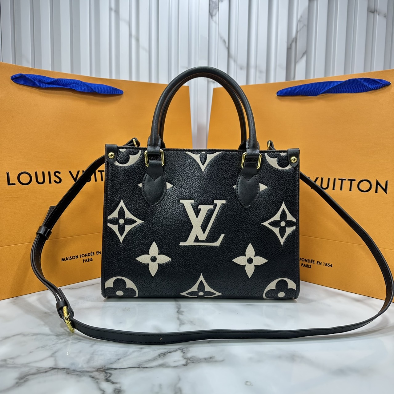 ORI หนังแท้ | LV OnTheGo PM bag กระเป๋าสะพายทรงโท้ท Monogram Empreinte ประทับลาย Medium Bicolor พกพาของใช้ที่จำเป็นอย่างมินิแท็บเล็ต เลือกใช้งานได้หลายรูปแบบ