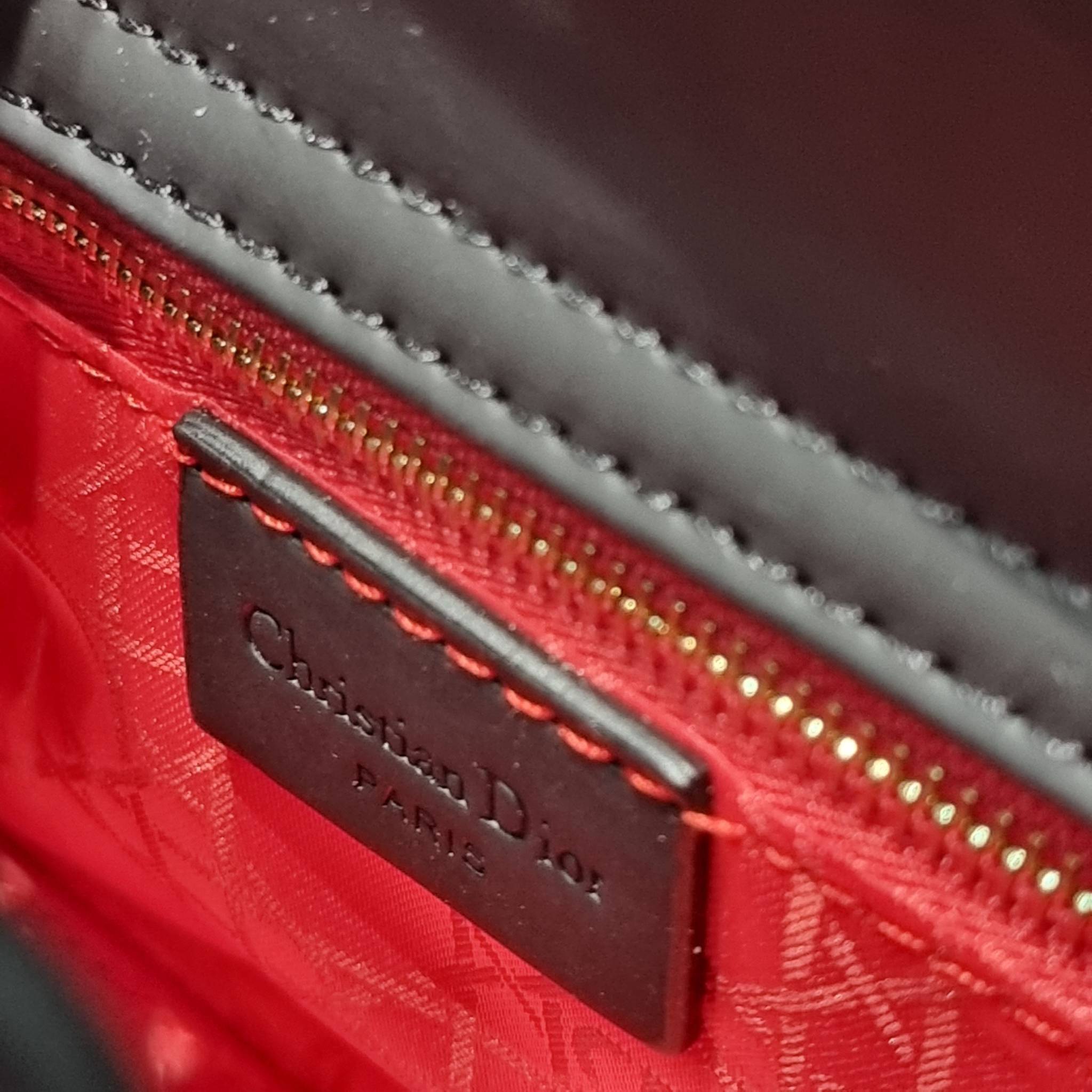 SMALL LADY DIOR MY ABCDIOR BAG Ultramatte Cannage Calfskin / CD LADY ULTRAMATTE BAG พร้อมส่ง กระเป๋าสะพายข้าง ดีไซน์เรียบง่าย แต่แฝงไปด้วยความหรูหรา ทรงกล่องคลาสสิค โดดเด่นด้วยพวงกุญแจอะไหล่สีเดียวกับตัวกระเป๋า ผิวแมทท์ ลายเส้นซ้อนทับสวยงาม