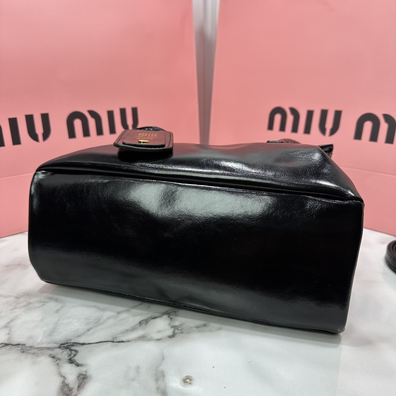 ORI หนังแท้ | Miu Miu Solitaire leather bag กระเป๋าสะพายทรงโท้ทโฮโบ เรียบง่าย เรียบหรูดูลัคชูสุดๆ สวยก่อนใครกับคอลใหม่ล่าสุดตัวแม่ตัวมัมไม่ควรพลาด จะของได้เยอะ ขนาดสะพายกำลังสวย สะพายไปทำงาน ไปเรียน ไปเที่ยวได้หมด ครบจบในใบเดียว