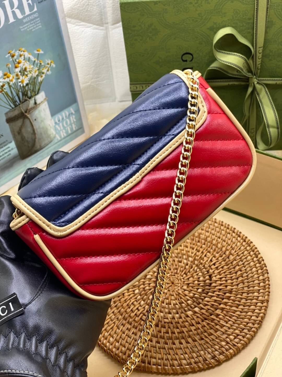 หนังแท้ VIP GIFT 】GUCCI GG Marmont super bag [mini & small] กระเป๋าสะพายข้าง โทนสีสดใสเล่นสีทูโทนตัดกันอย่างลงตัว เฟี๊ยดมากค่ะ ไซส์กะทัดรัด พกพาง่าย น้ำหนักเบา ดีไซน์สวย ภายในโล่งกว้าง มาพร้อมสายสะพายโซ่อะไหล่ทองในตัว ปรับใช้ได้ทั้งแบบสะพายเดี่ยว และสะพาย