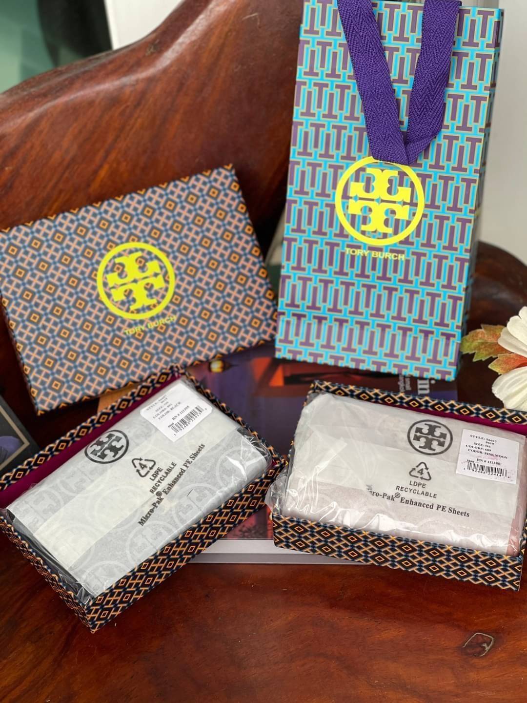 ของแท้ 💯% 】Tory burch kira chevron medium slim wallet กระเป๋าสตางค์หนังแกะขนาดmedium size การตัดเย็บหนังแกะแสนนุ่มแบบลายบุสองชั้น สัมผัสนุ่มควบคู่กับดีไซน์อันเป็นเอกลักษณ์ ดูแพงด้วยโลโก้ด้านหน้าสีทองสวยหรู