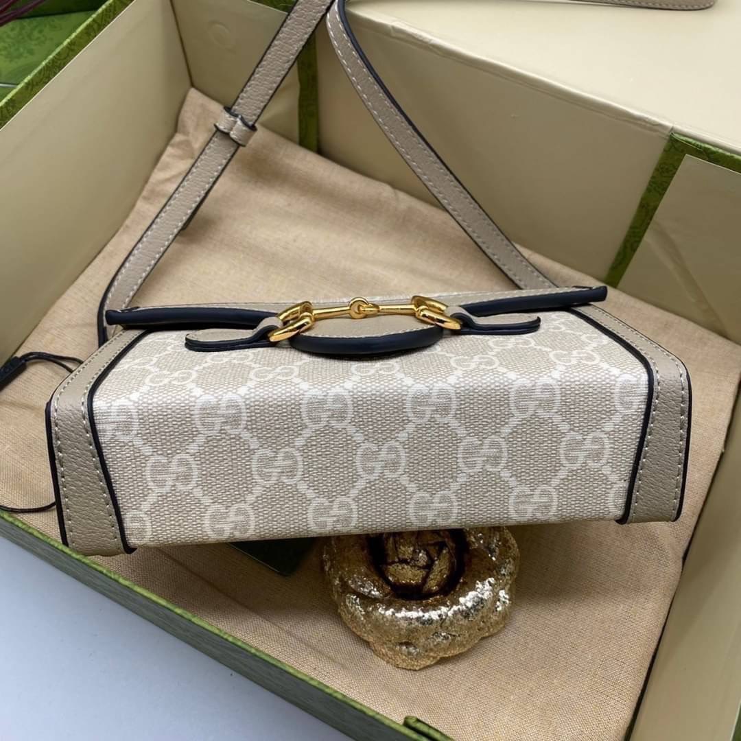 GUCCI HORSEBIT 1955 MINI BAG กระเป๋าสะพาย กระเป๋าใส่โทรศัพท์ ดีไซต์สัญลักษณ์วงแหวนตามแบบฉบับ GG มาพร้อมกล่องแบรนด์และสายสะพายยาวที่สามารถปรับระดับได้ พร้อมส่งให้สะพาย สวยๆ กันแล้ววันนี้ ใบนี้ must have..ค่ะ.!!