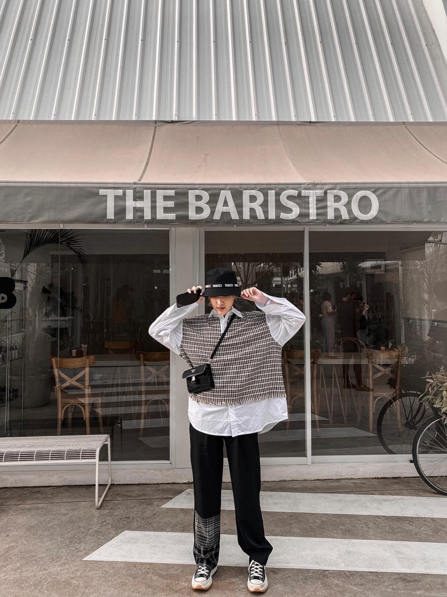 พรีเมี่ยมกิ๊ฟแท้ 100% 】Prada crossbody nylon bag Premium gift วัสดุผ้าไนล่อนกันน้ำ เป็นกระเป๋าคาดอก คาดเอว ขนาดกะทัดรัด ใส่ i-phone+ ได้ เปิดปิดด้วยตัวล๊อคแบบบีบ ด้านในโล่ง มีช่องเล็ก 1 ช่อง ใบนี้เทห์จริงๆ ใช้ได้ทั้งชาย-หญิง